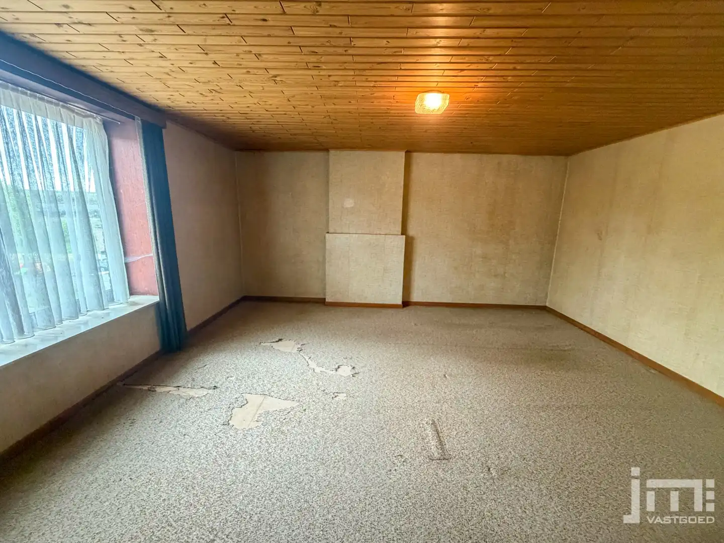 Woning met grote stallen foto 7