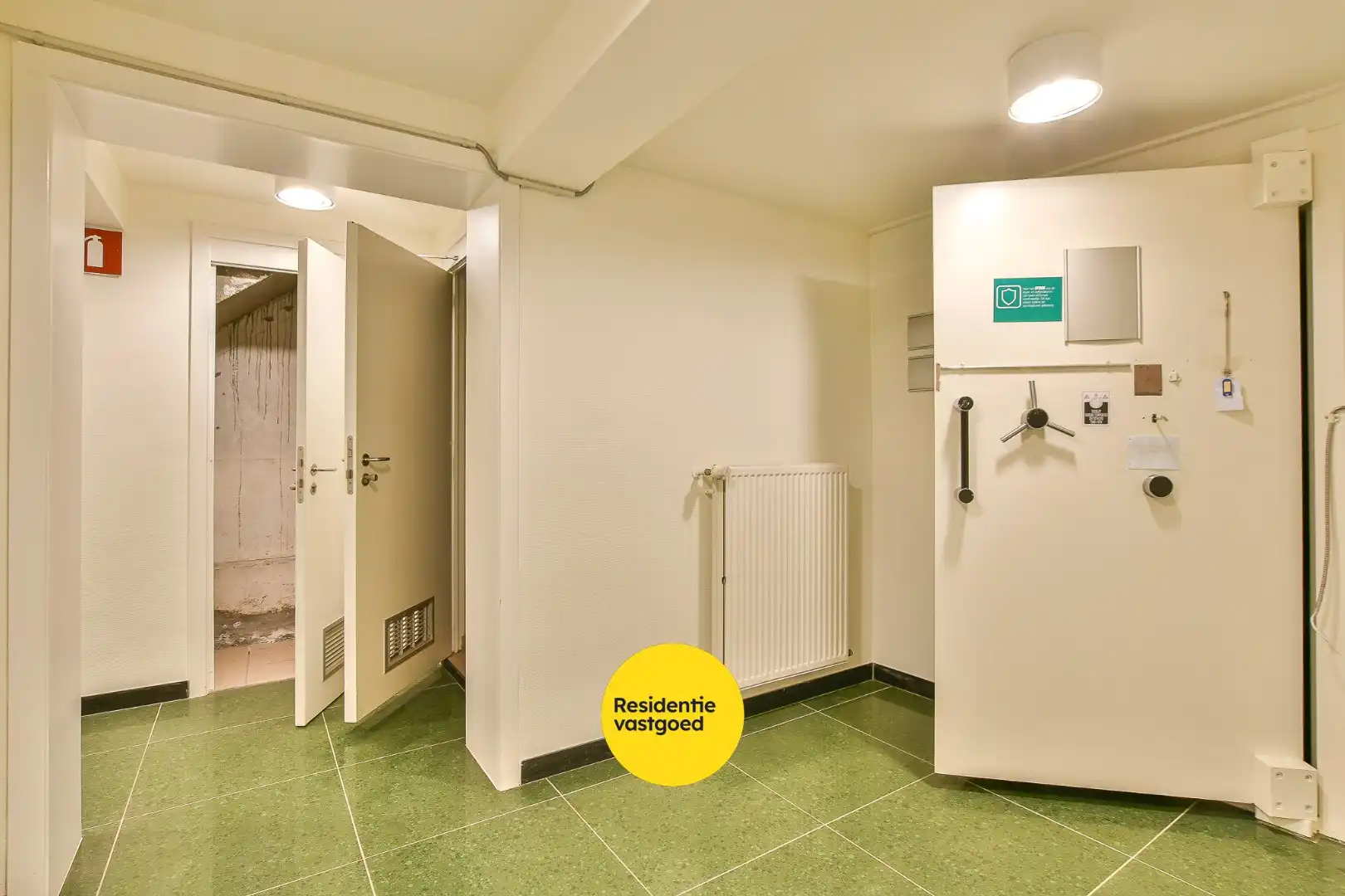 Uniek handelspand (voormalig bankkantoor) met veel mogelijkheden in centrum De Haan foto 12