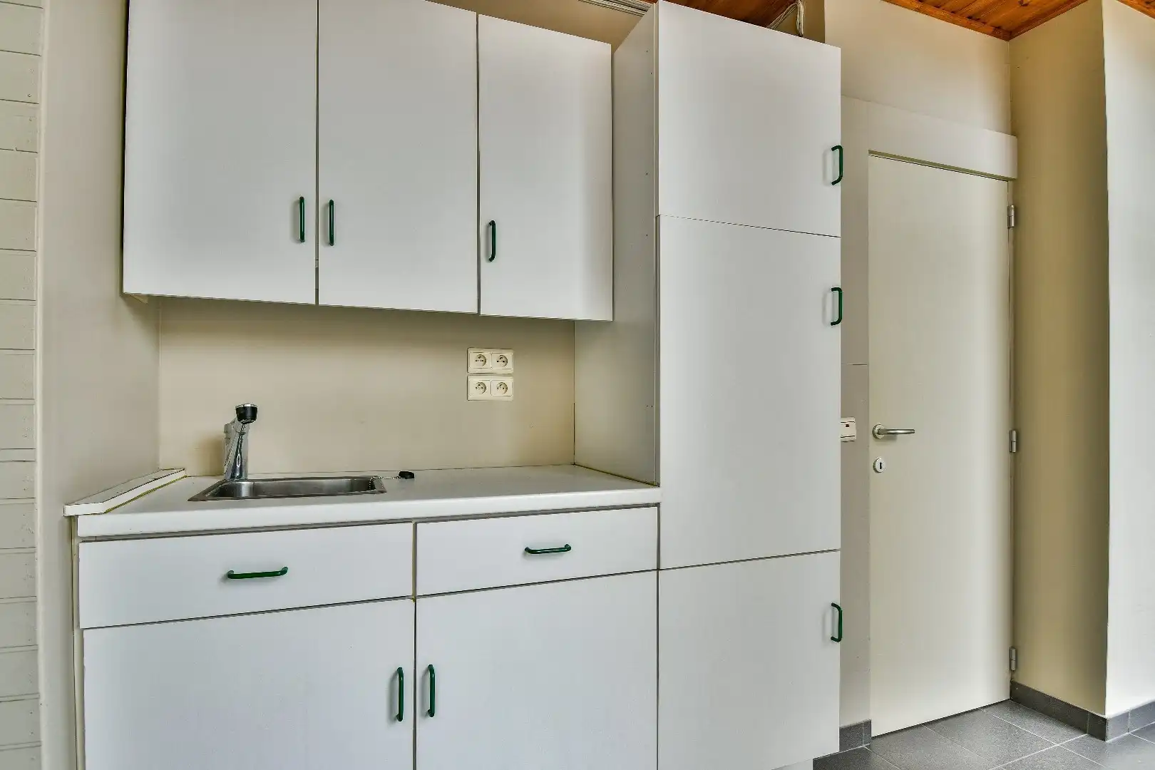 Commerciële handelsruimte/ kantoor / praktijkruimte met garage in het centrum van Lichtervelde! foto 8