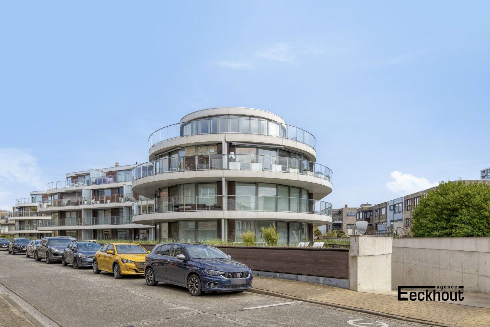 Instapklaar & modern 3 slaapkamer-appartement met zéér ruim zonneterras (45m²) te Bredene-Duinen! foto {{pictureIndex}}