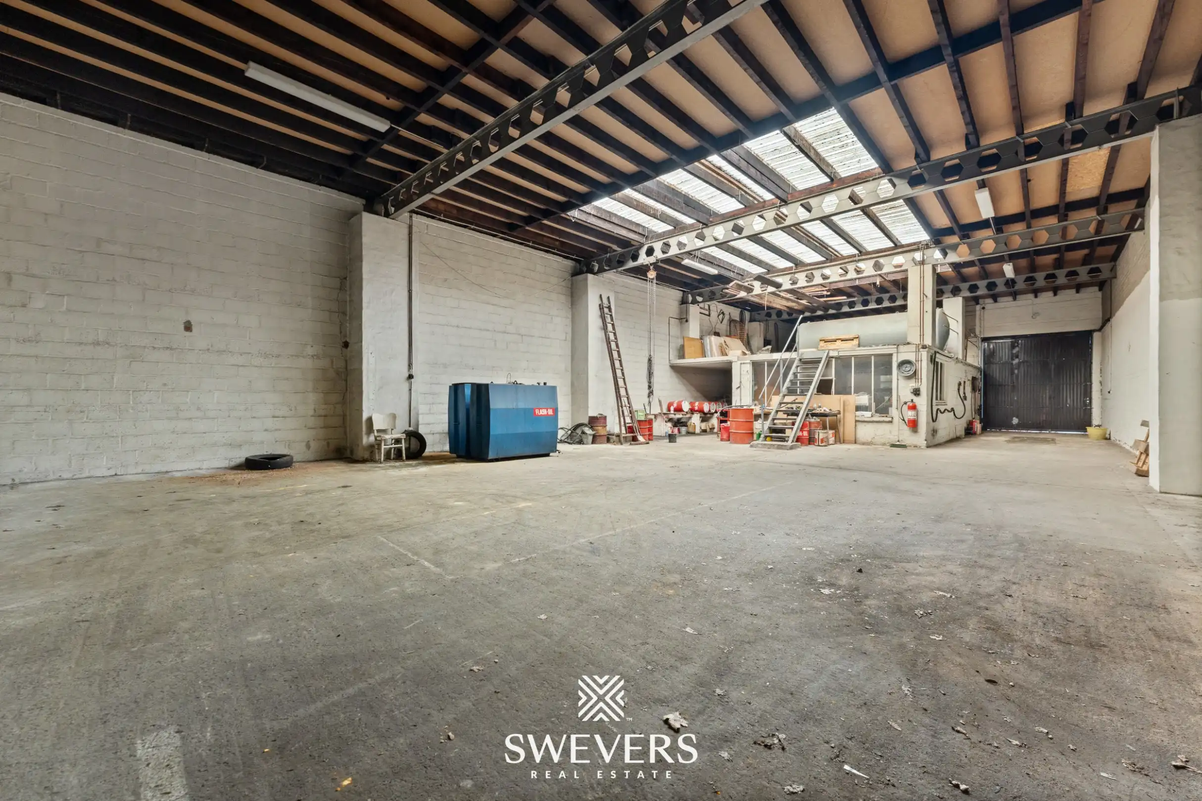 Ruime gezinswoning met multifunctionele loods op commerciële toplocatie foto 30