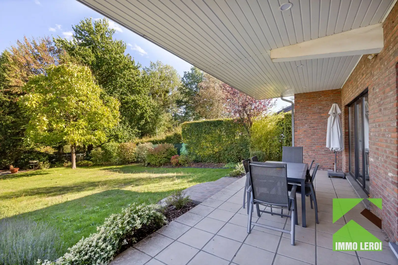 Ruime en stijlvolle bungalow met aangename tuin en ruim overdekt terras foto 6
