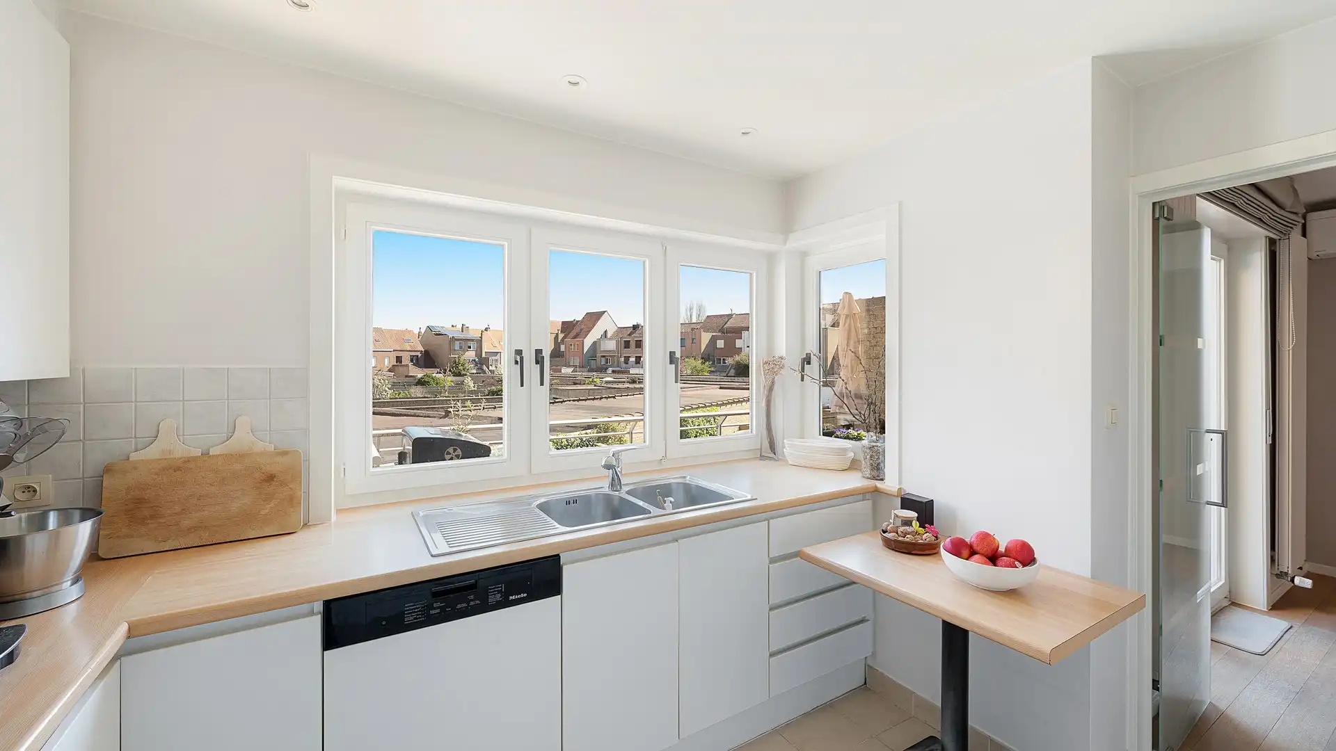 Ruime, stevige gezinswoning met 5 kamers en garage foto 8