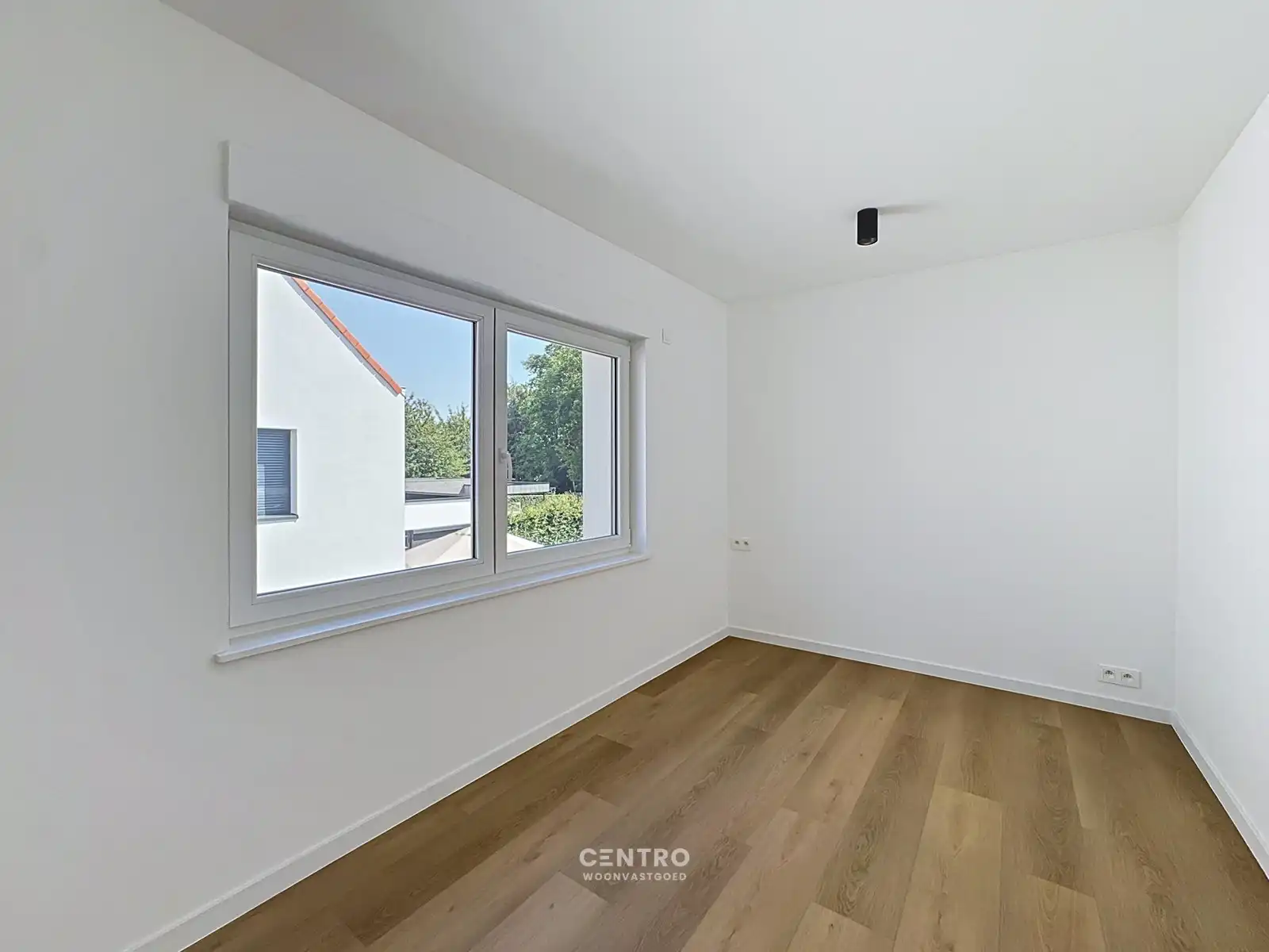 Gerenoveerde woning met 4 slpks, ZUIDger. tuin en ruime garagebox! foto 17
