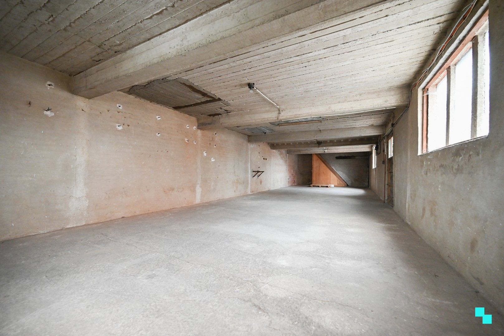 Ruime opslagplaats met voorliggende parkeerplaats te Izegem, Bosmolens foto 18