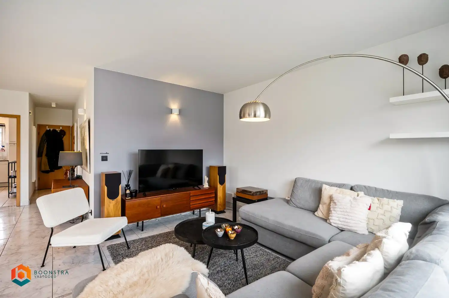 Ruim 3 slpkr app met terras, autostaanplaats en 2 garages foto 3