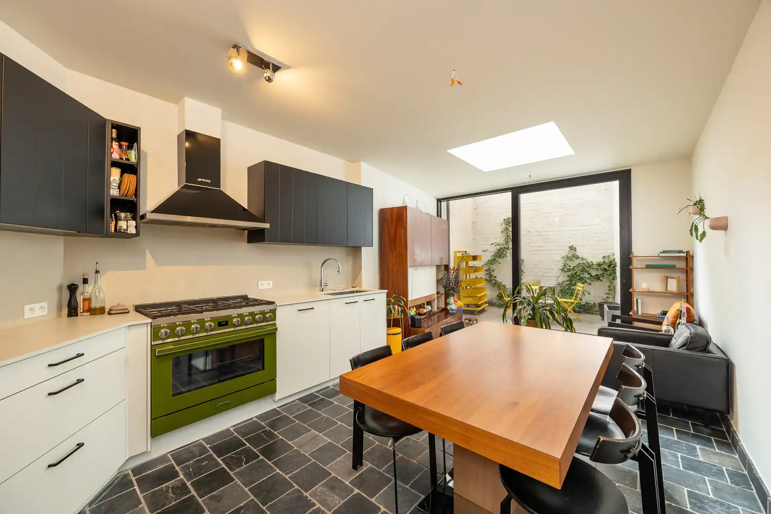 Volledig gerenoveerde en energiezuinige woning (175m² bew.opp.) met leuke buitenruimte nabij 't Groen Kwartier in Antwerpen foto {{pictureIndex}}