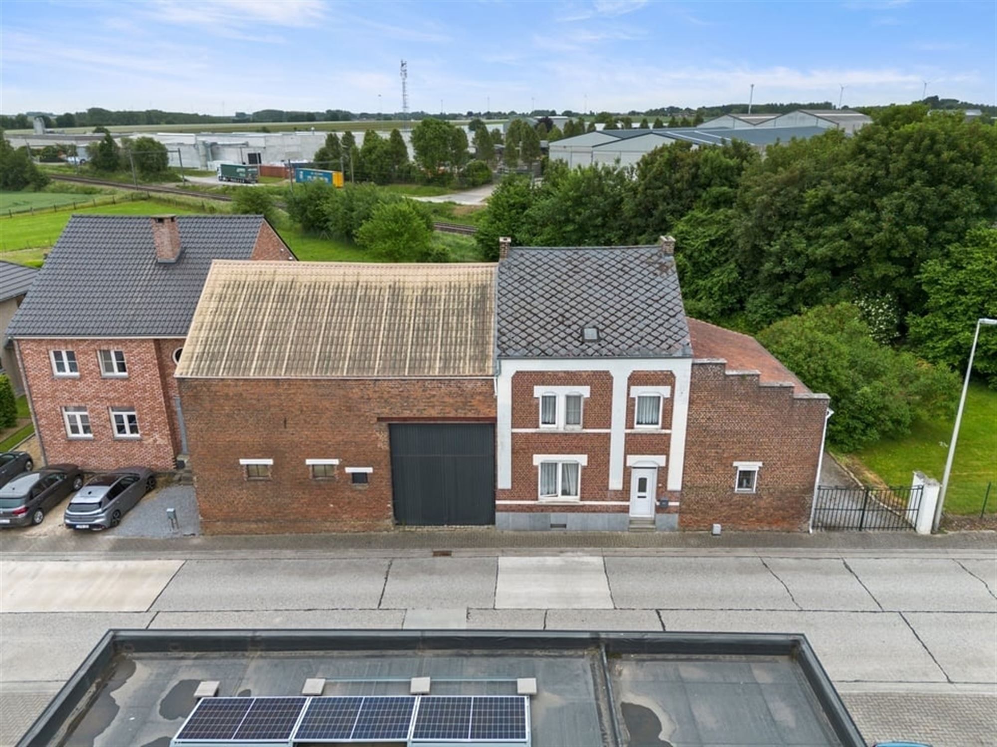 TE RENOVEREN GEZINSWONING MET LOODS IN HET LANDELIJKE GINGELOM  foto 3