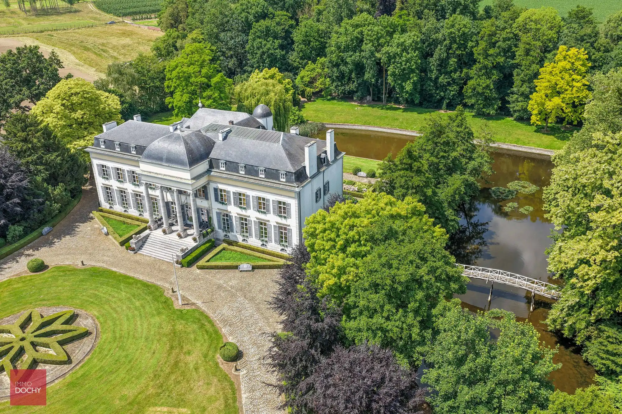 Prachtig gerestaureerd authentiek landhuis te Gors-Opleeuw (gelegen tussen Hasselt en Tongeren) foto {{pictureIndex}}