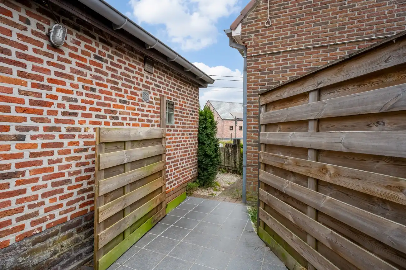 Ideale halfopen starterswoning (met twee autostaanplaatsen vóór de woning) op wandelafstand van het centrum van het vernieuwde Zeveneken! foto 16