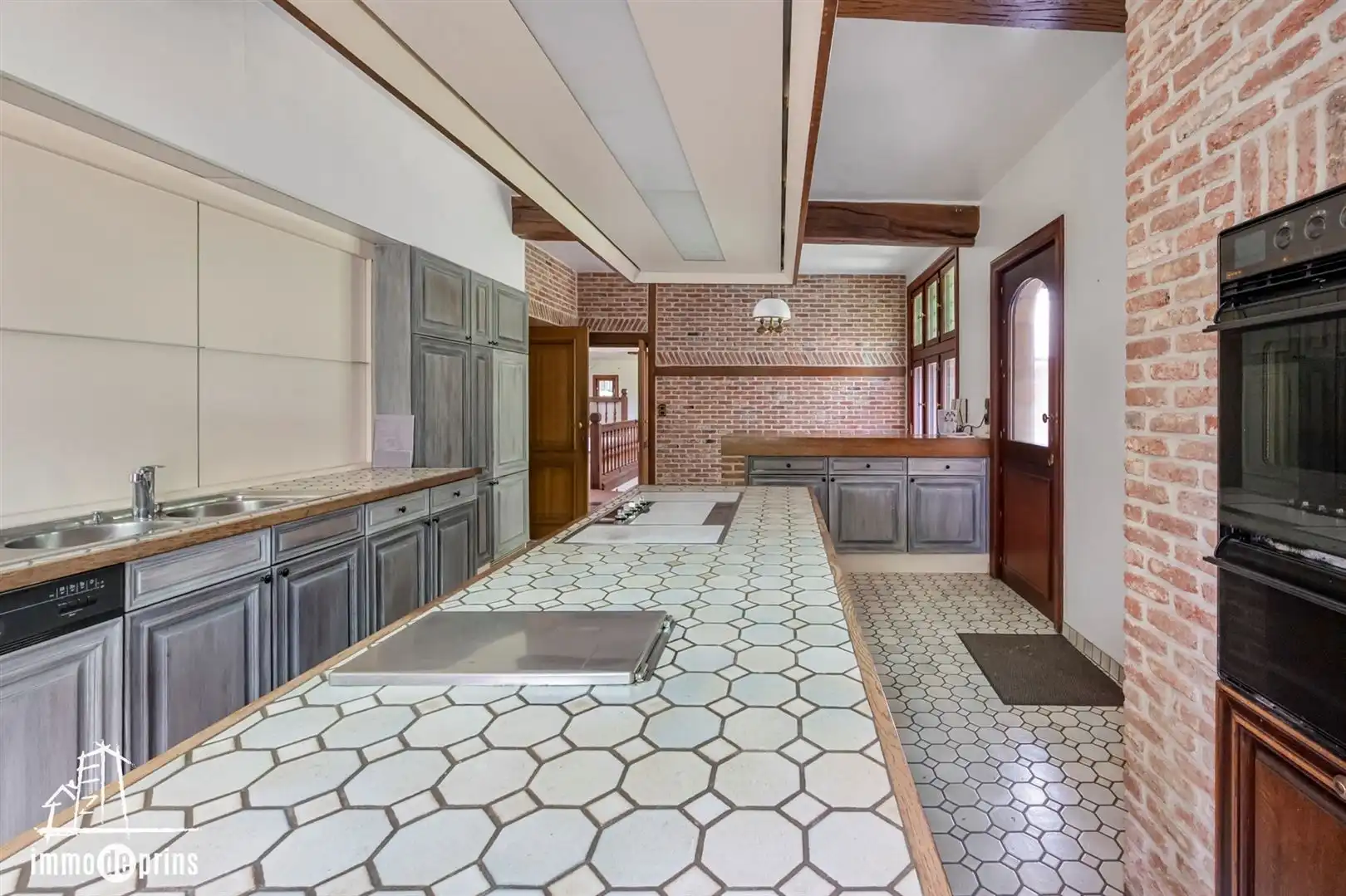 Ruime villa in residentiele wijk foto 9