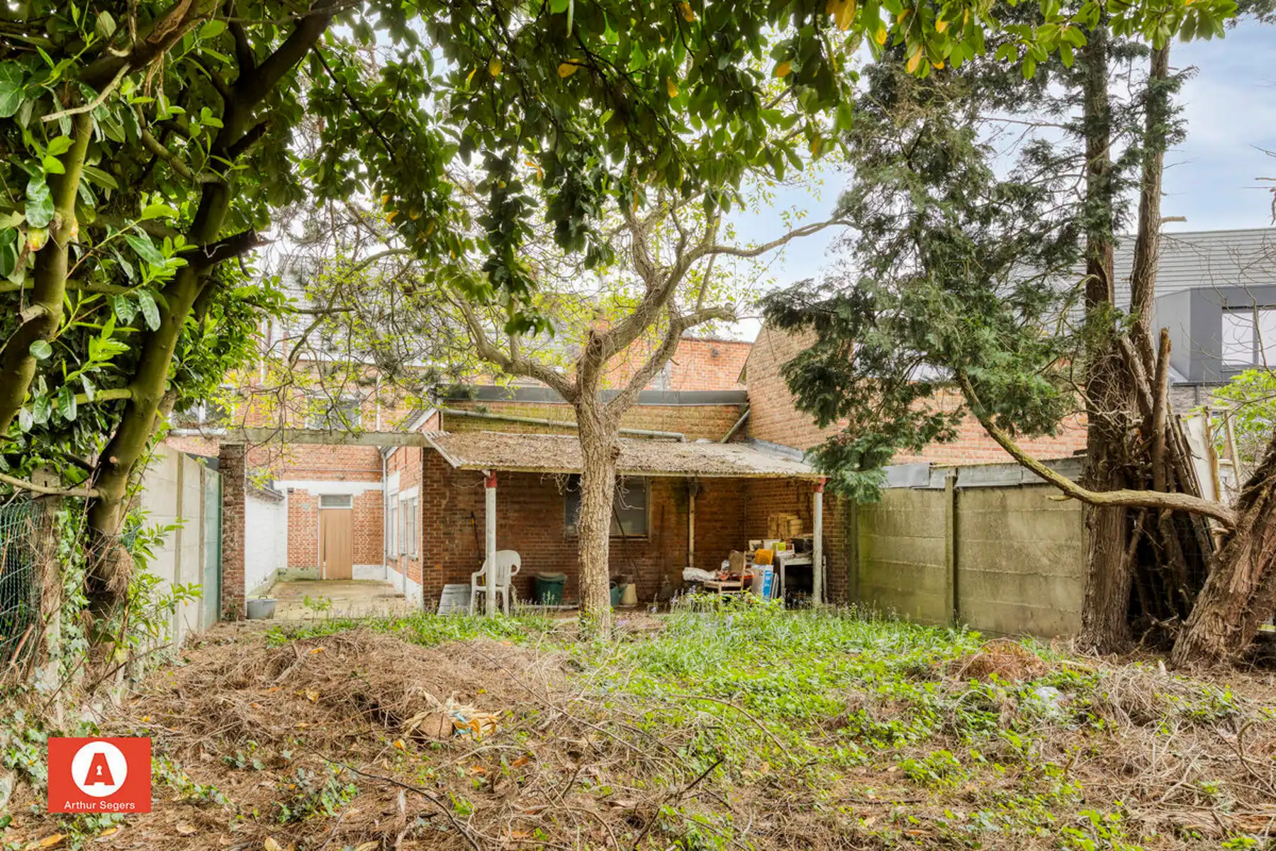 Ruime te renoveren woning met 4 slaapkamers foto 27