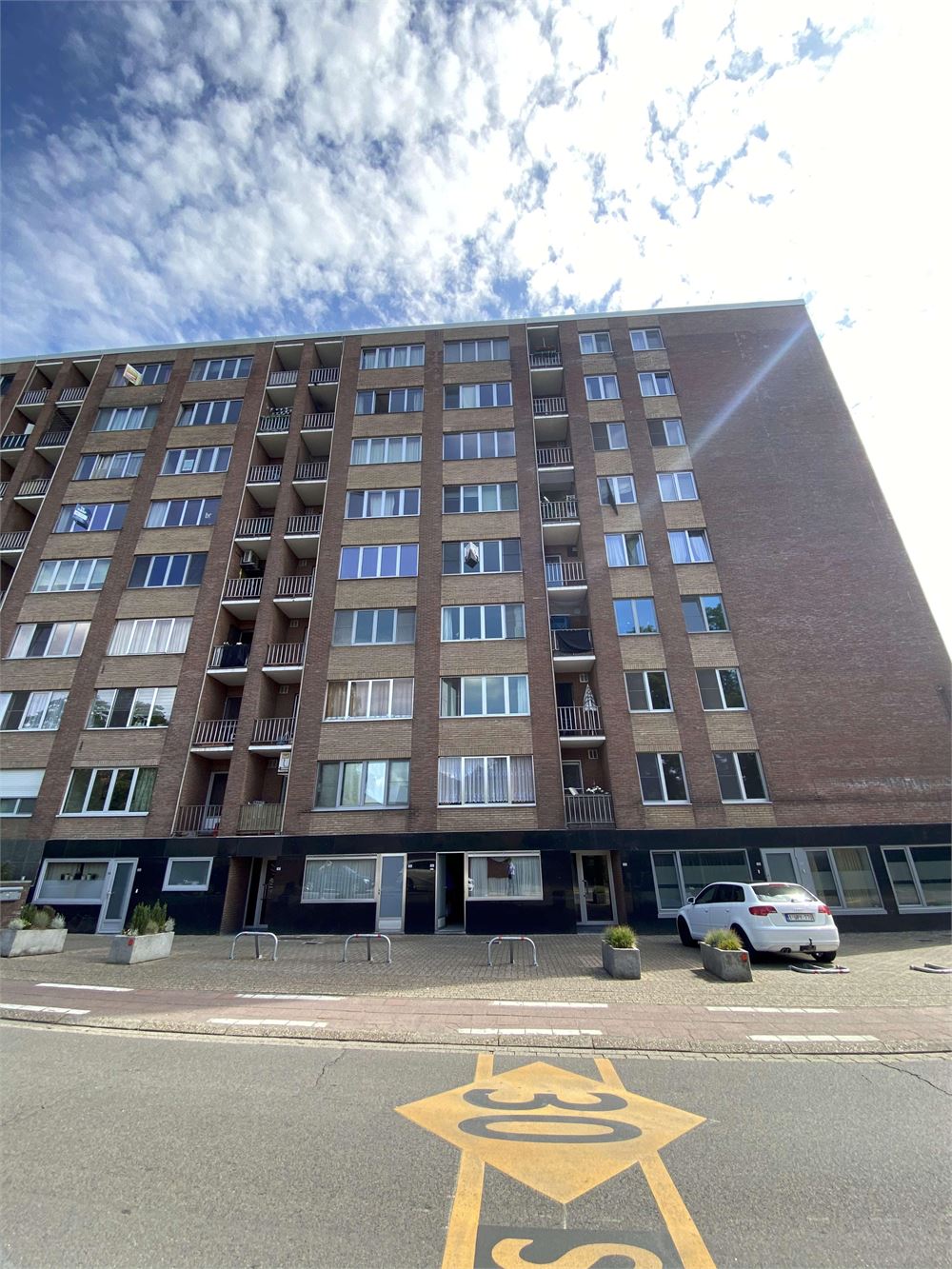 Gerenoveerd appartement met 2 slaapkamers, terras en garagebox te huur in Heverlee foto {{pictureIndex}}