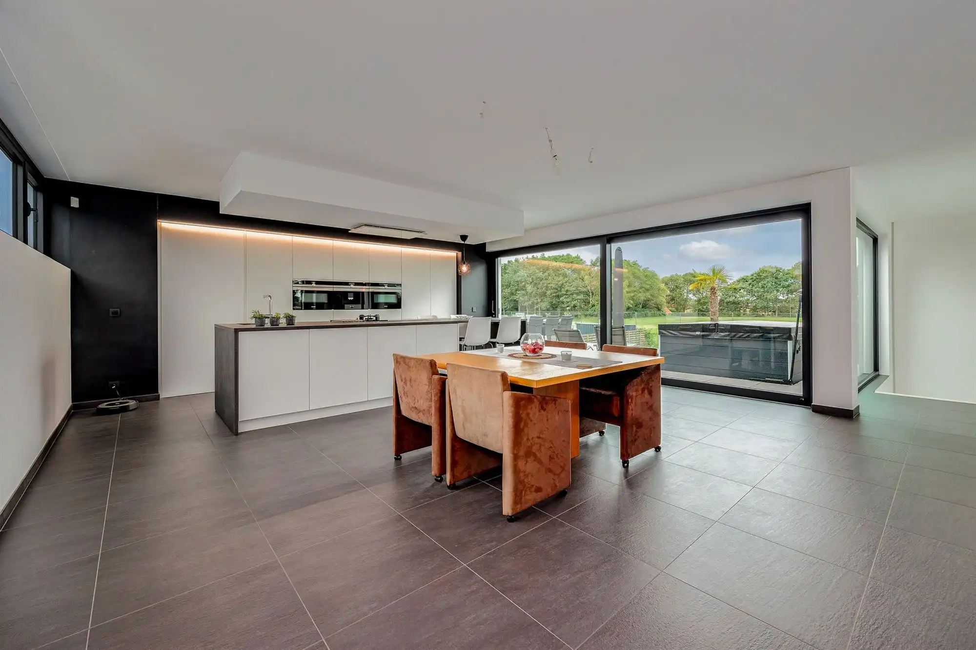 Exclusieve villa met 4 slaapkamers, 4 badkamers en luxueuze multifunctionele kelder op een toplocatie in Kalmthout! foto 4