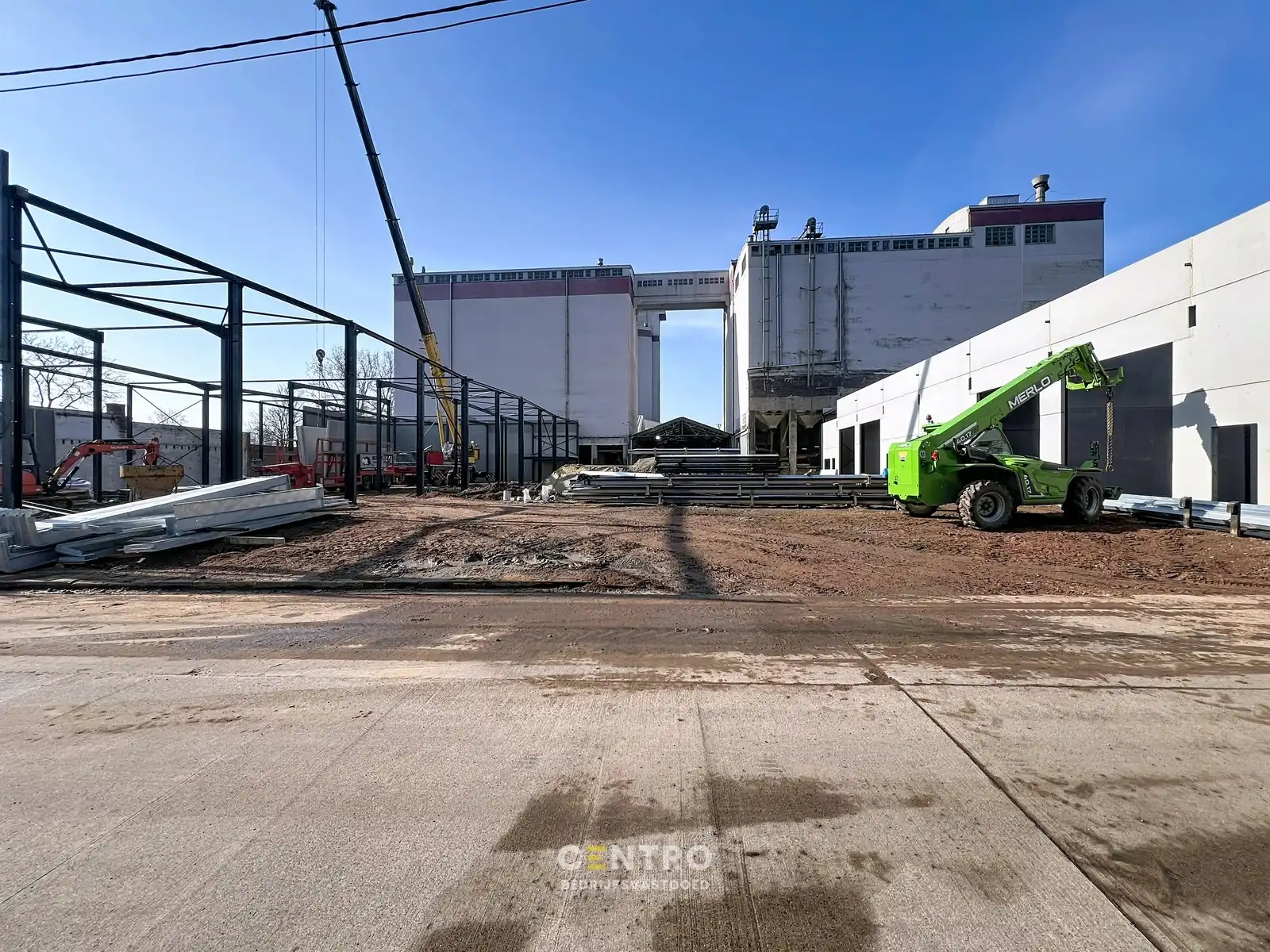 Nieuwbouw KMO-units van 220 en 245m² TE HUUR (VH van 7m, 2 parkings, aparte loopdeur en raam), te Kerkhove (Avelgem). foto {{pictureIndex}}