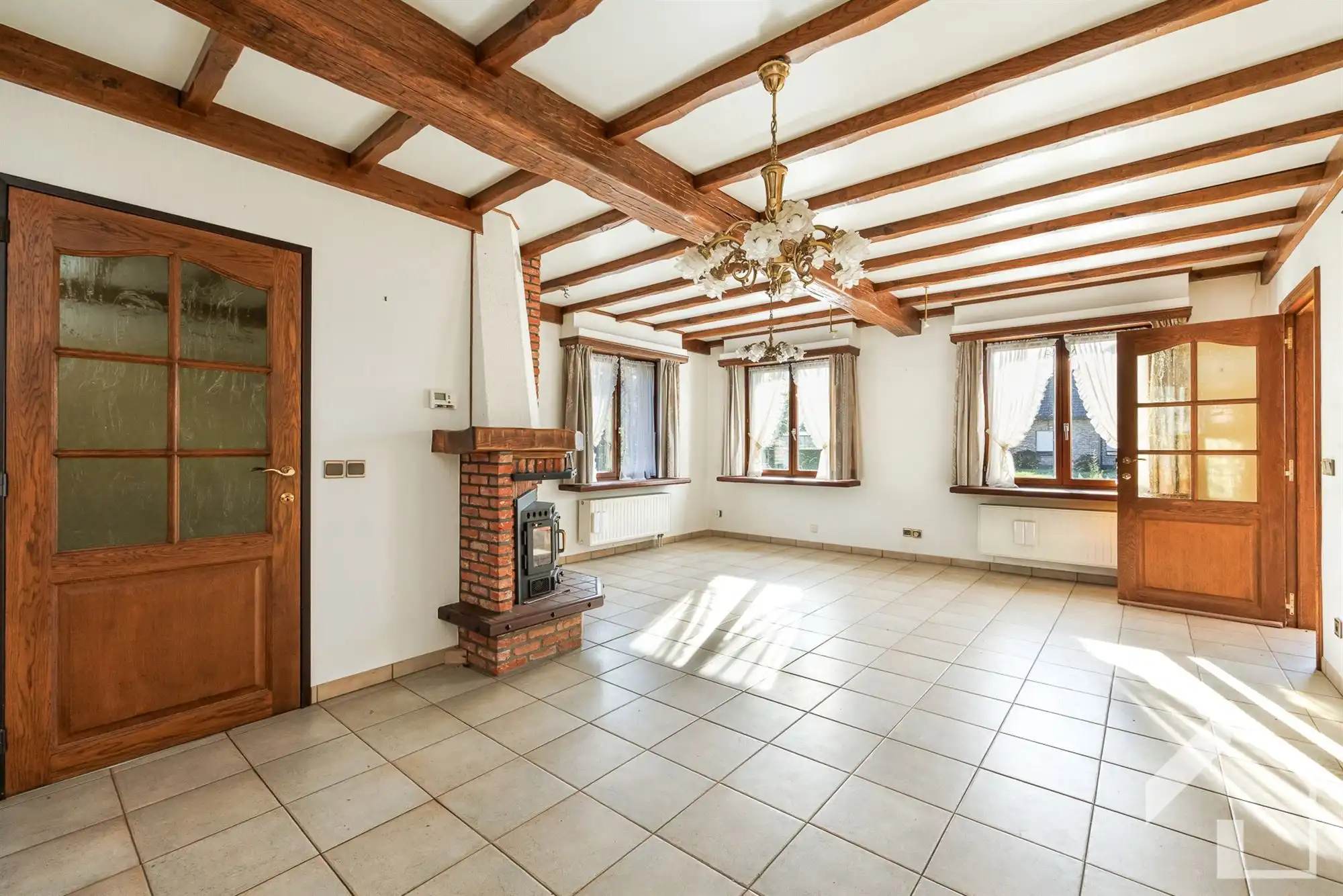 Te renoveren landhuis + achterliggend weiland foto 5