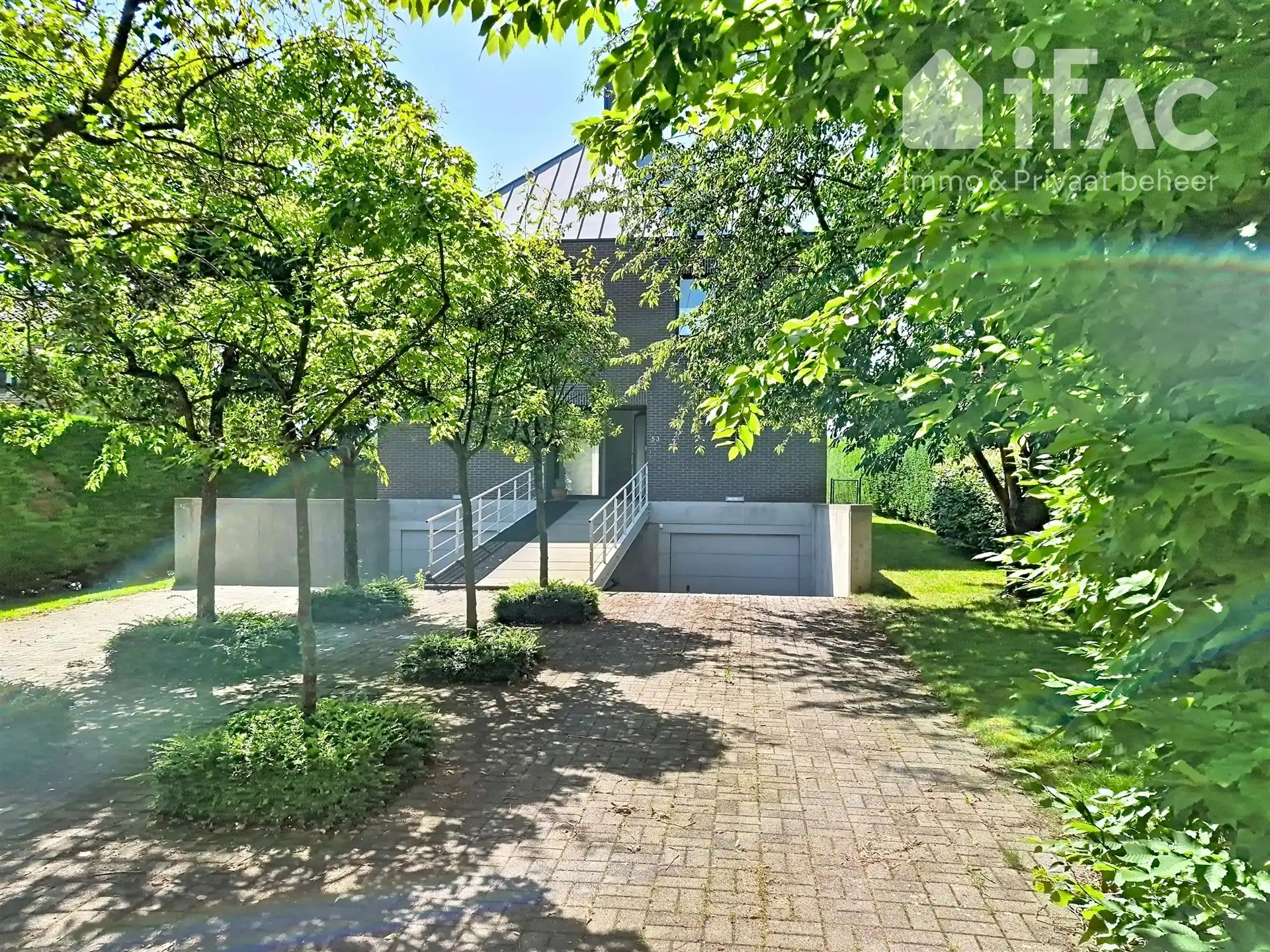 Ruime villa 6 slpks, 2 bureaus, 5 badkamers op +/-17are foto {{pictureIndex}}