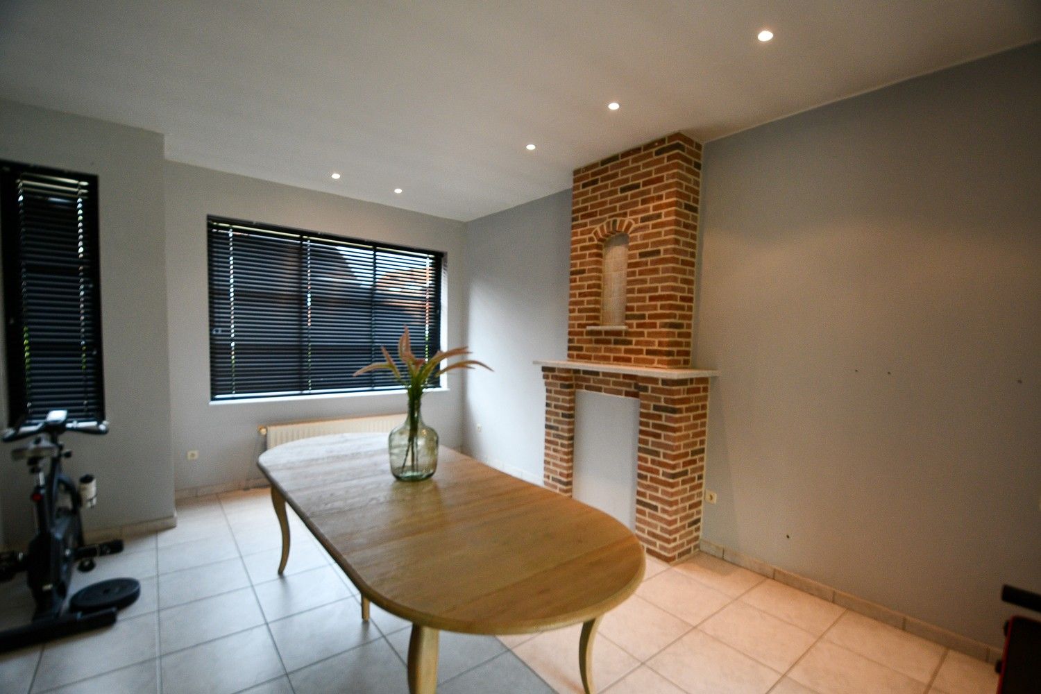 Ruime modernistische woning met grote tuin en garagegebouw foto 8