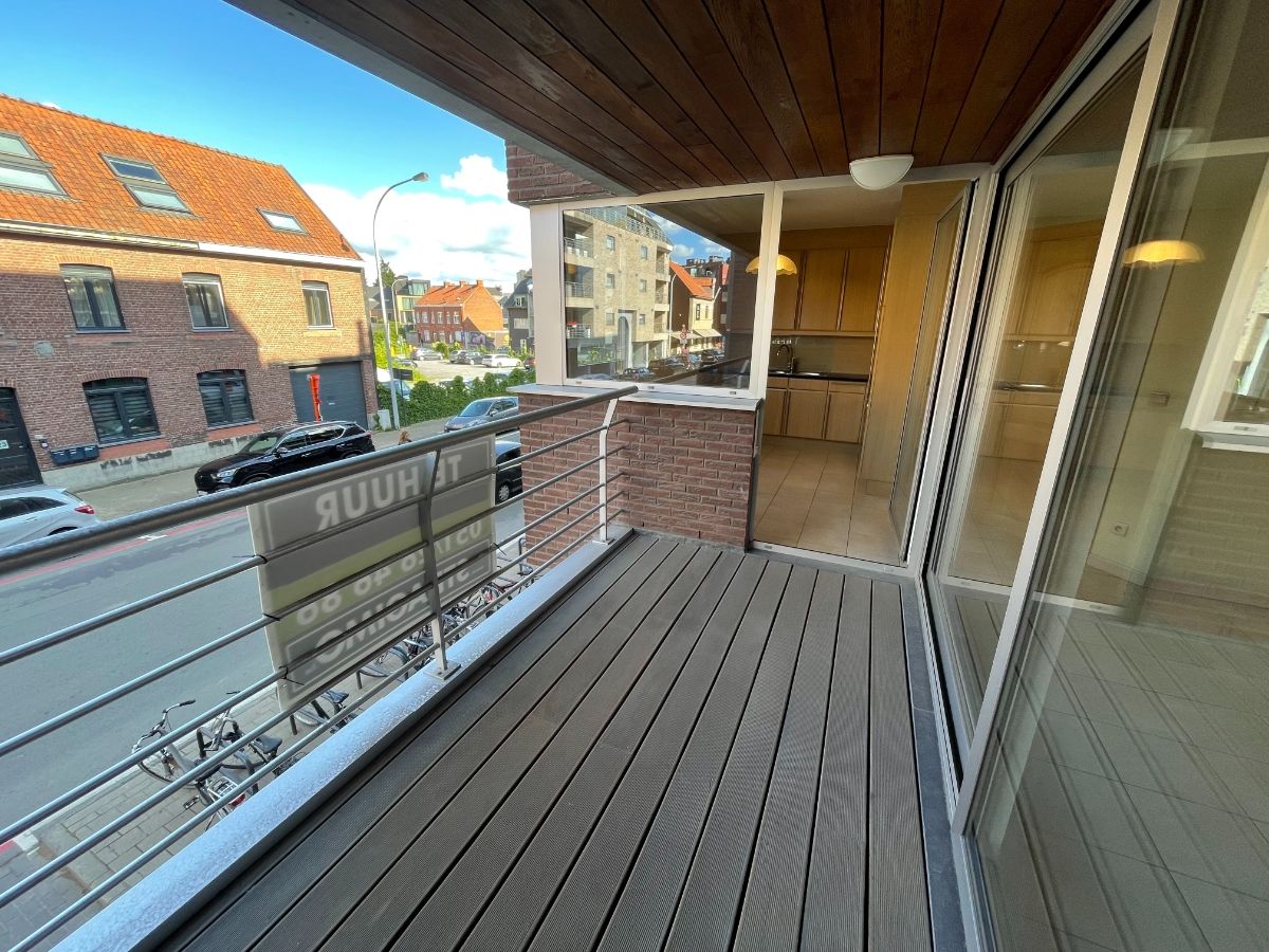 Centraal gelegen ruim (110 m2) appartement op de eerste verdieping (+ lift) in residentie De Bosrand.     Mogelijkheid tot aankoop van een privatieve GARAGE (nivo - 1) à 25.000 Eur exclusief registratie- en notariskosten foto 4