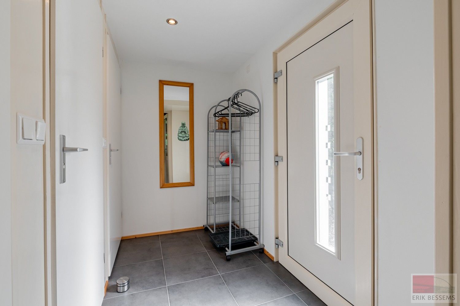 Gelijkvloerse vakantiewoning met een woonoppervlakte van 79 m², gelegen op een royaal perceel van 570 m². foto 2