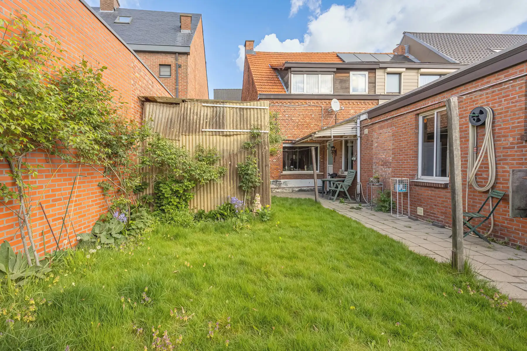CENTRAAL GELEGEN WONING MET ZONNIGE TUIN EN STERK POTENTIEEL foto 15