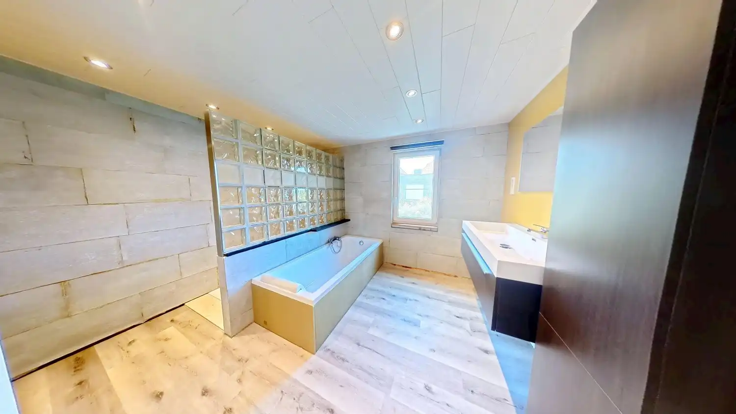 Ruime woning met 4 slaapkamers! foto 12
