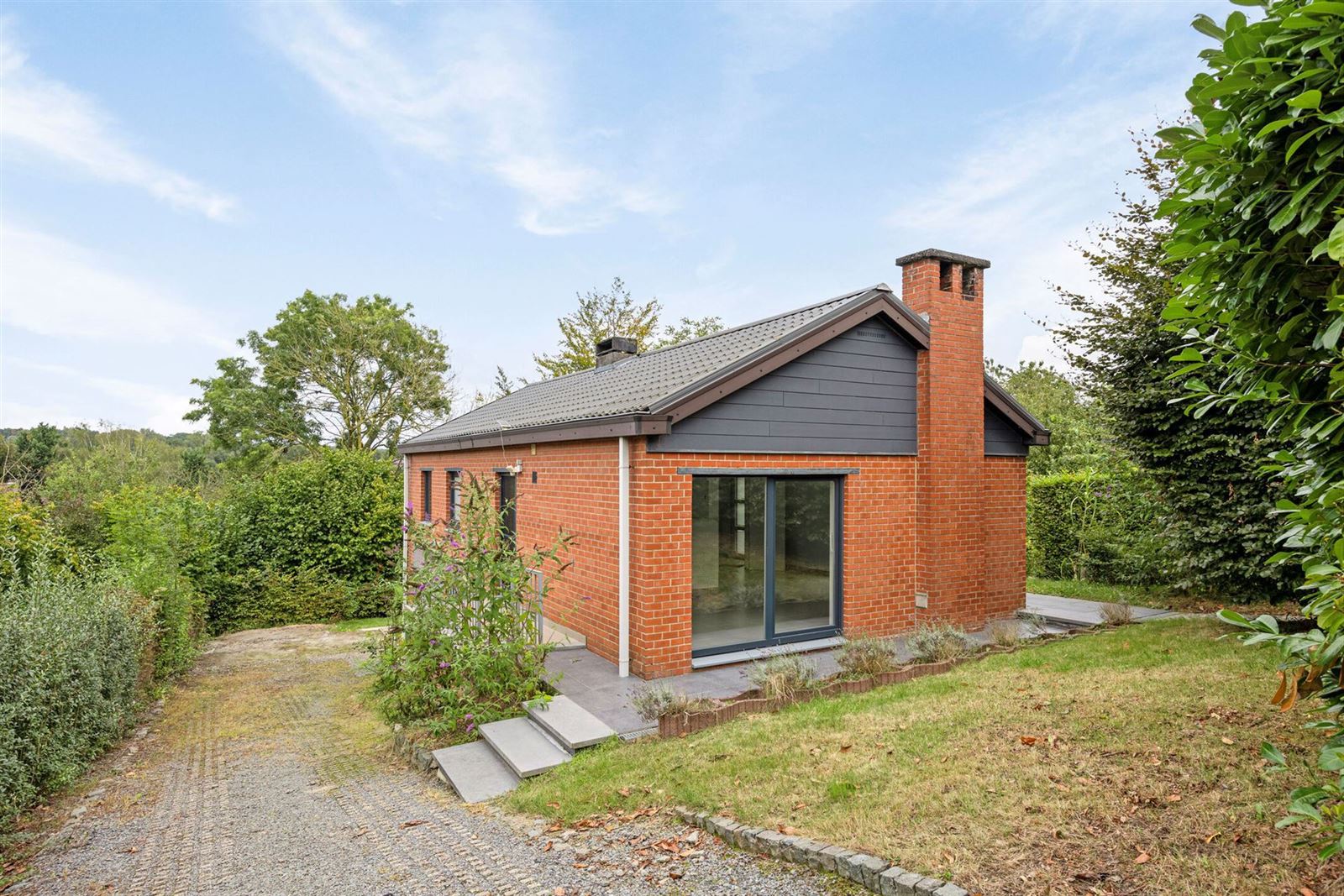 Instapklare bungalow op zeer rustige locatie met tuin en garage foto 1