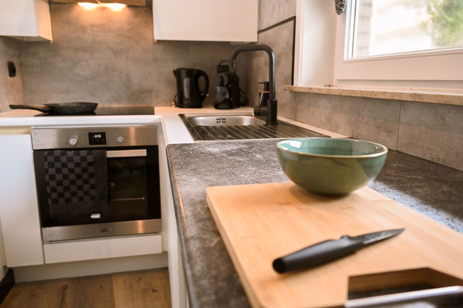 KNAP GELIJKVLOERS APPARTEMENT OP TOPLIGGING foto 7