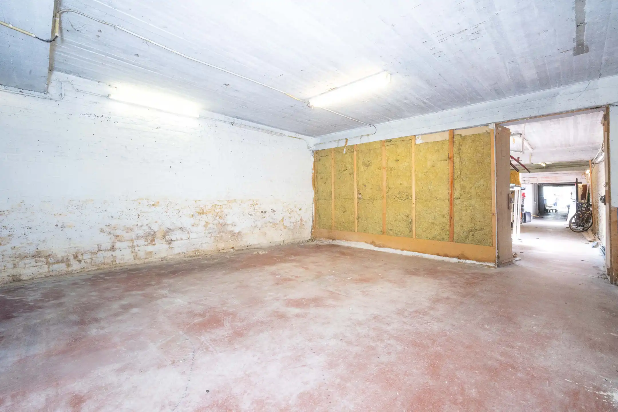 Dubbele bestemming: Parking / Opslagruimte van ±185m² foto {{pictureIndex}}