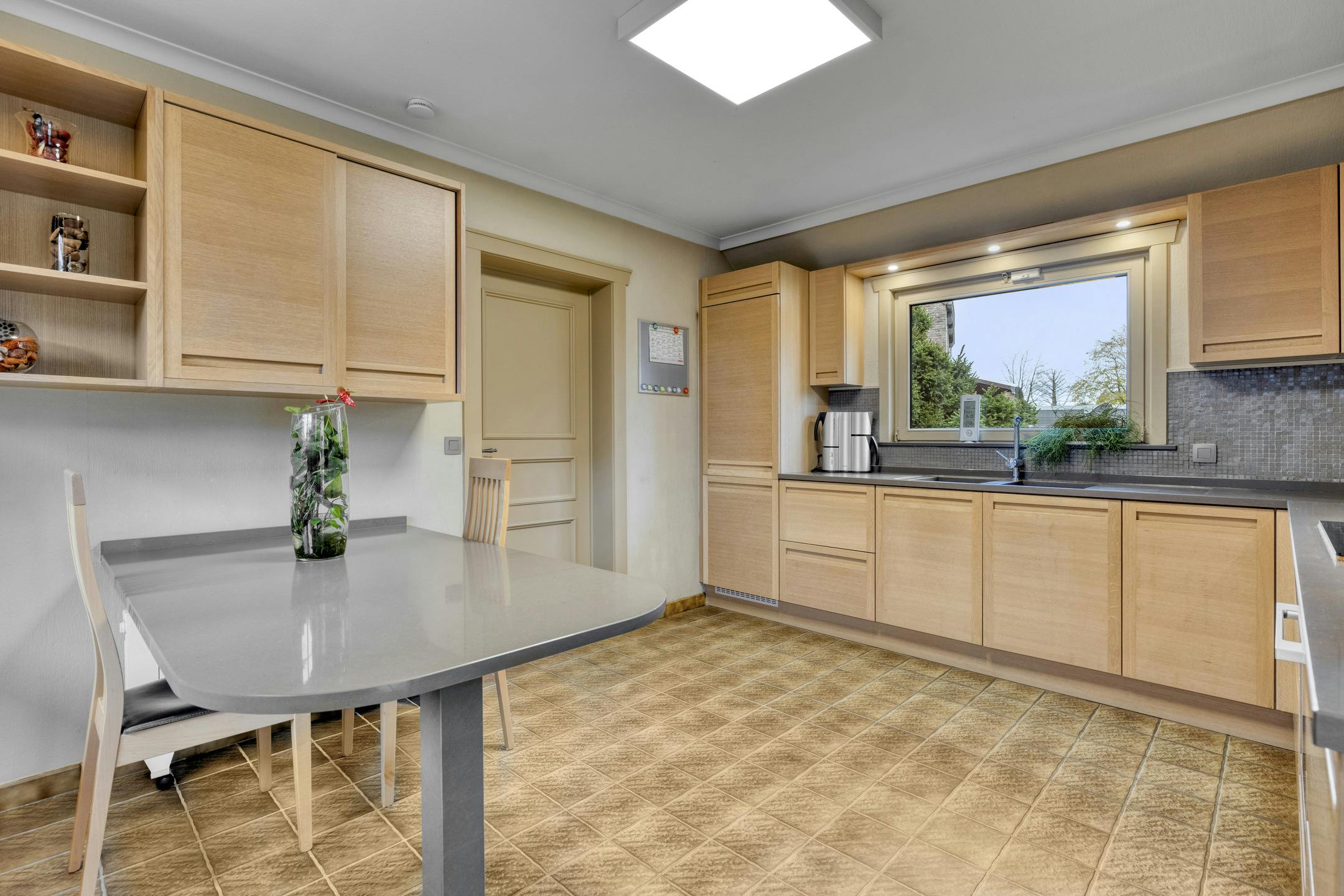 Mooie villa met schitterende tuin in residentiële woonwijk foto 13