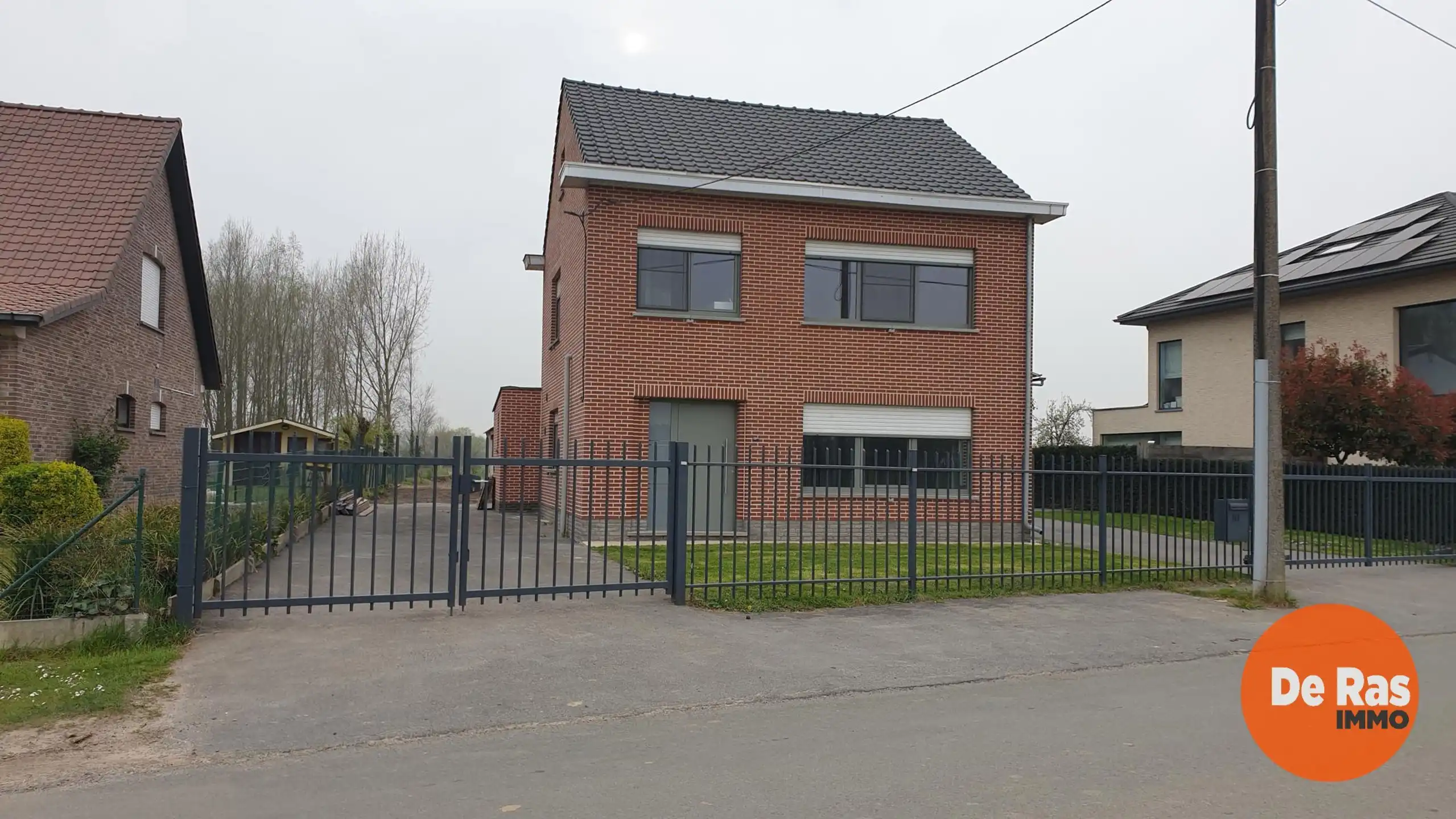 WICHELEN - Ruime woning met multifunctionele loods. foto {{pictureIndex}}