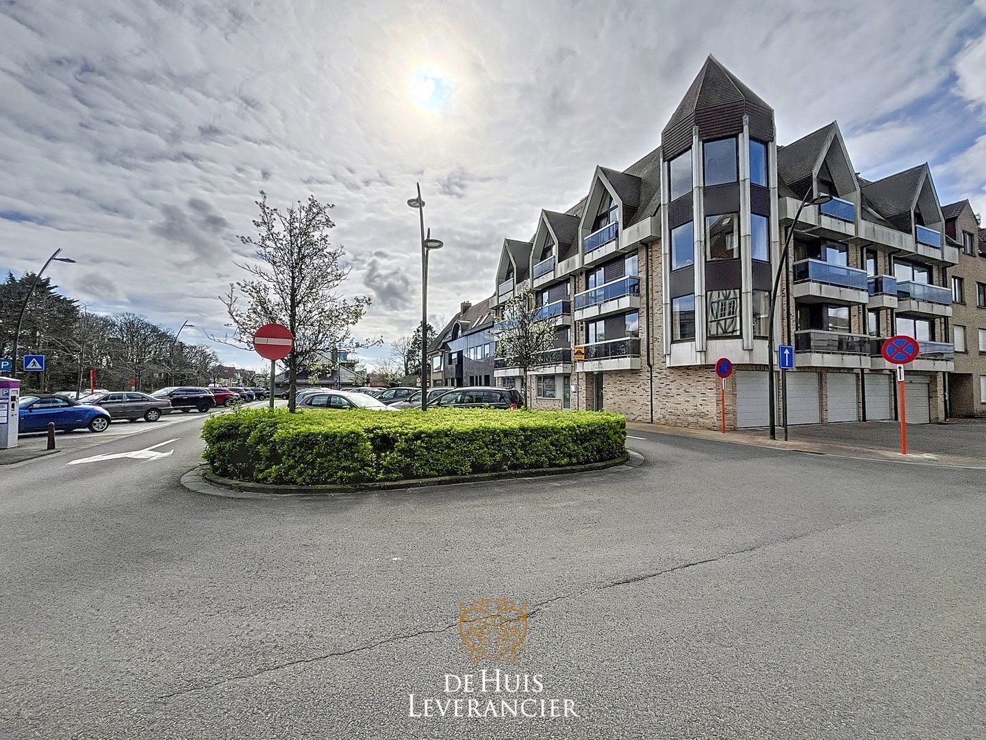 Grote garage met staanplaats te koop in Koksijde foto {{pictureIndex}}