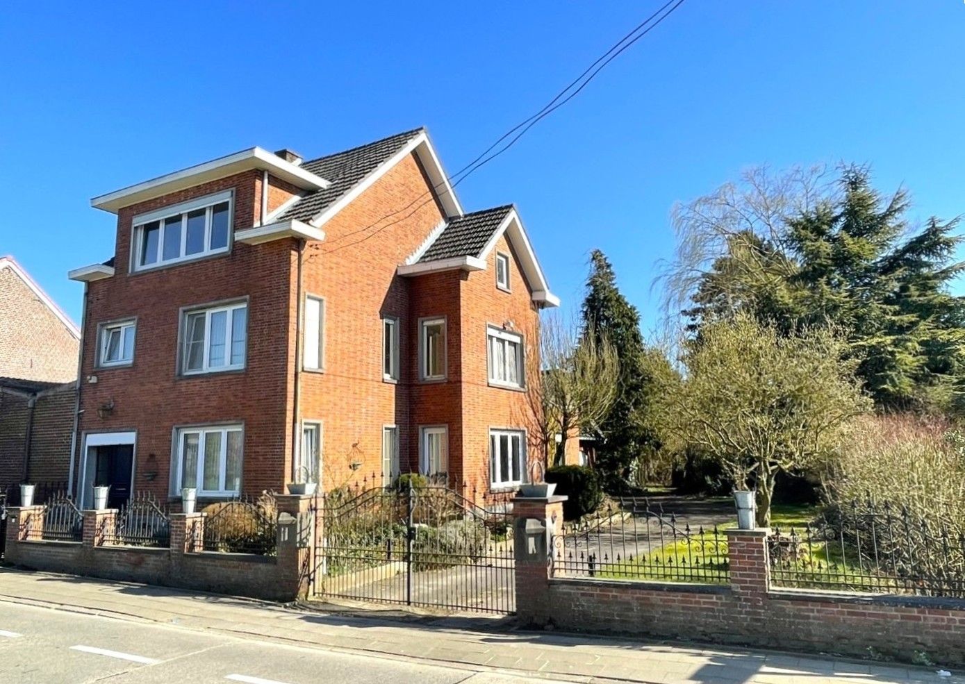 Ruime, te renoveren woning met veel potentieel op 10a14ca foto 2