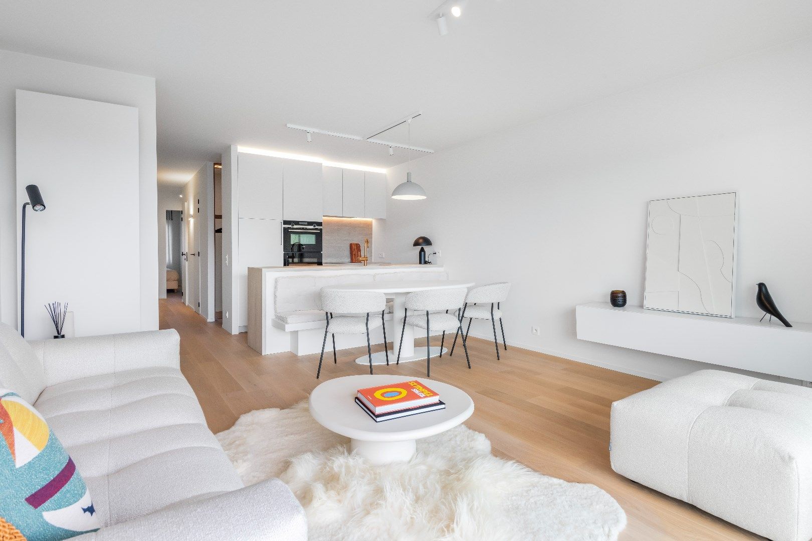 Luxueus vernieuwd appartement, gelegen in de Kustlaan, tussen het Van Bunnenplein en het Lichttorenplein. foto {{pictureIndex}}