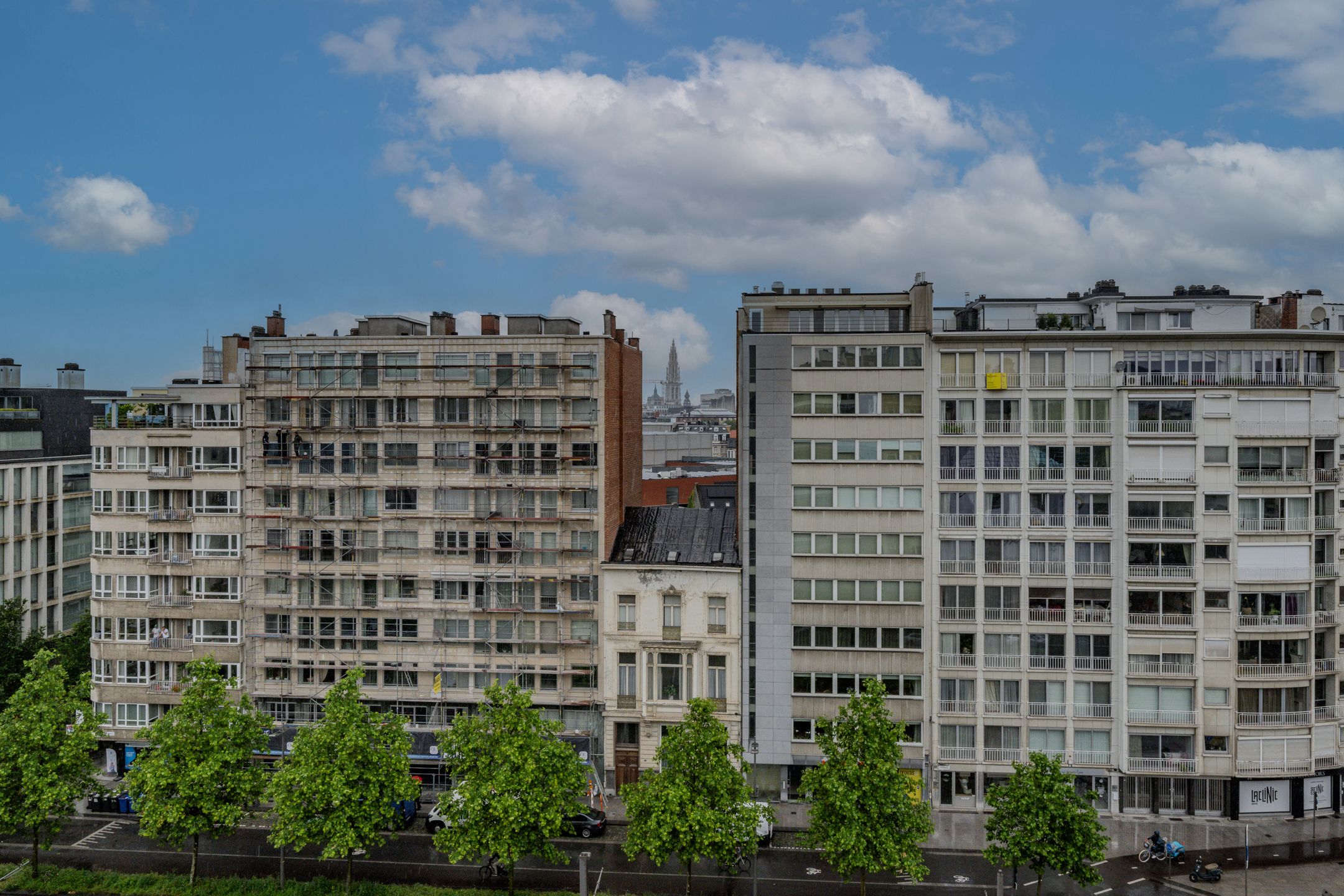 Te Huur 8ste verdieping: Prachtige Kantoren in het hart van het city center met prachtig zicht over de stad, zeer goed bereikbaar met openbaar vervoer. foto 14