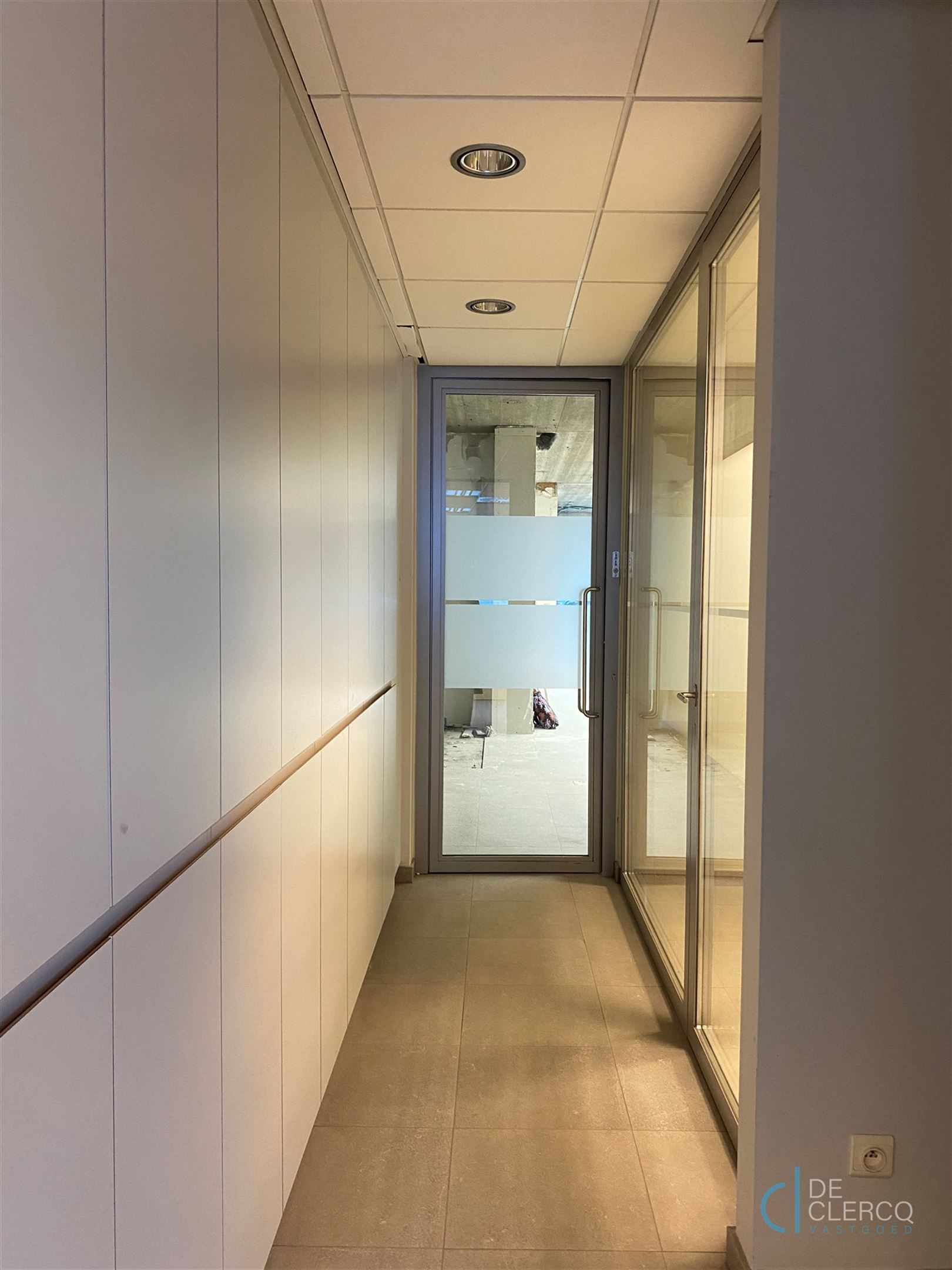 Ruim kantoor met parking te huur in centrum Lochristi!  foto 5
