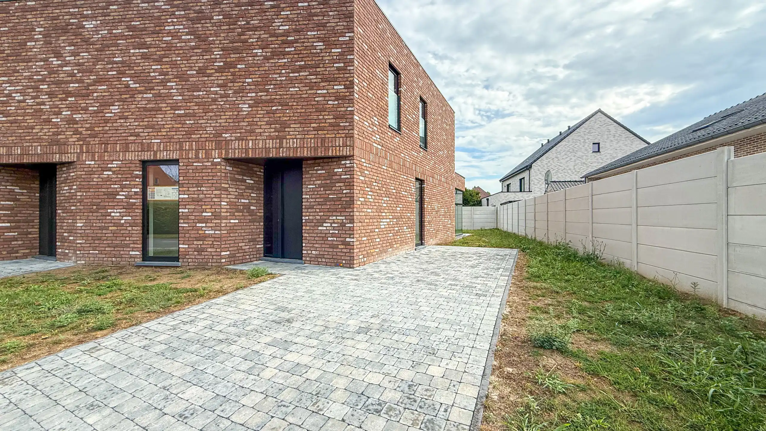 Kwalitatief afgewerkte nieuwbouwwoning op centrale ligging! foto 38