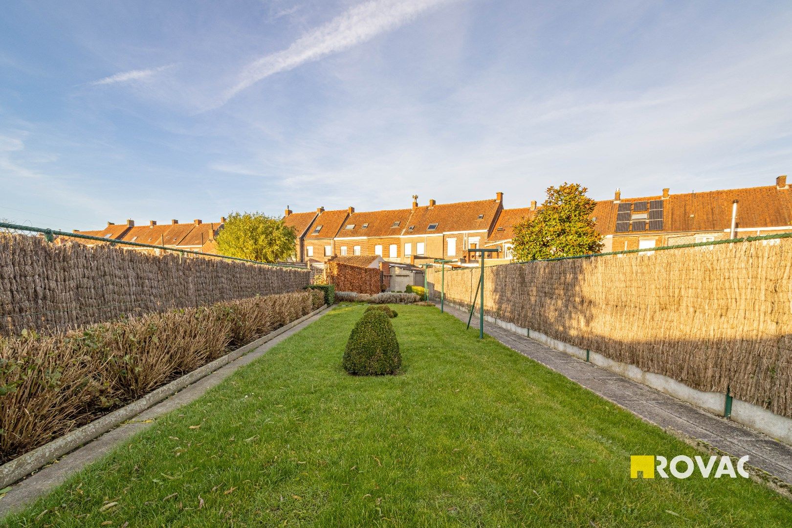 Te renoveren woning met 3 slaapkamers, uitweg en dubbele garage foto 21