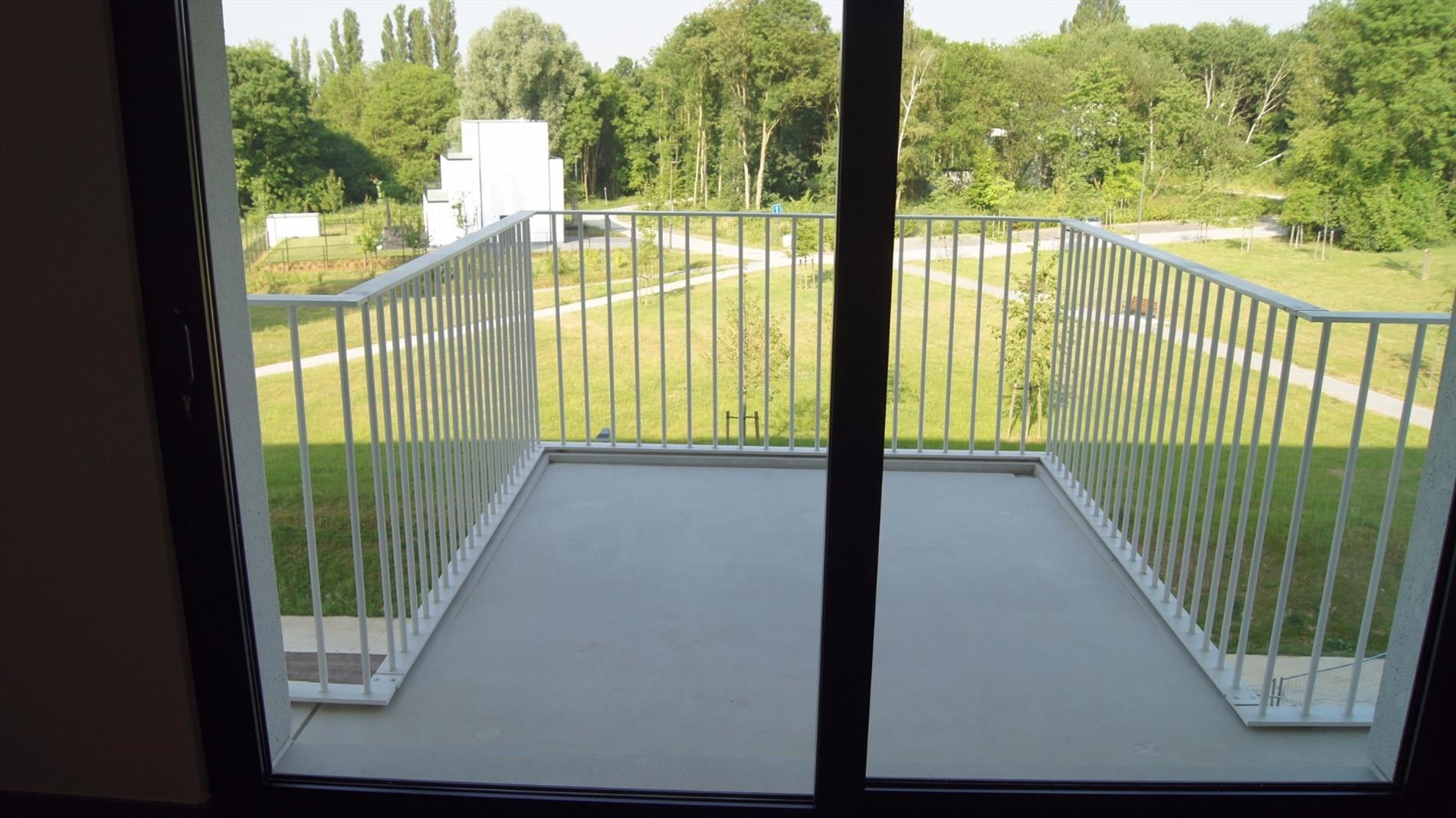 Luxueus app. met 2 grote slpks, terras en parkeerplaats foto 2