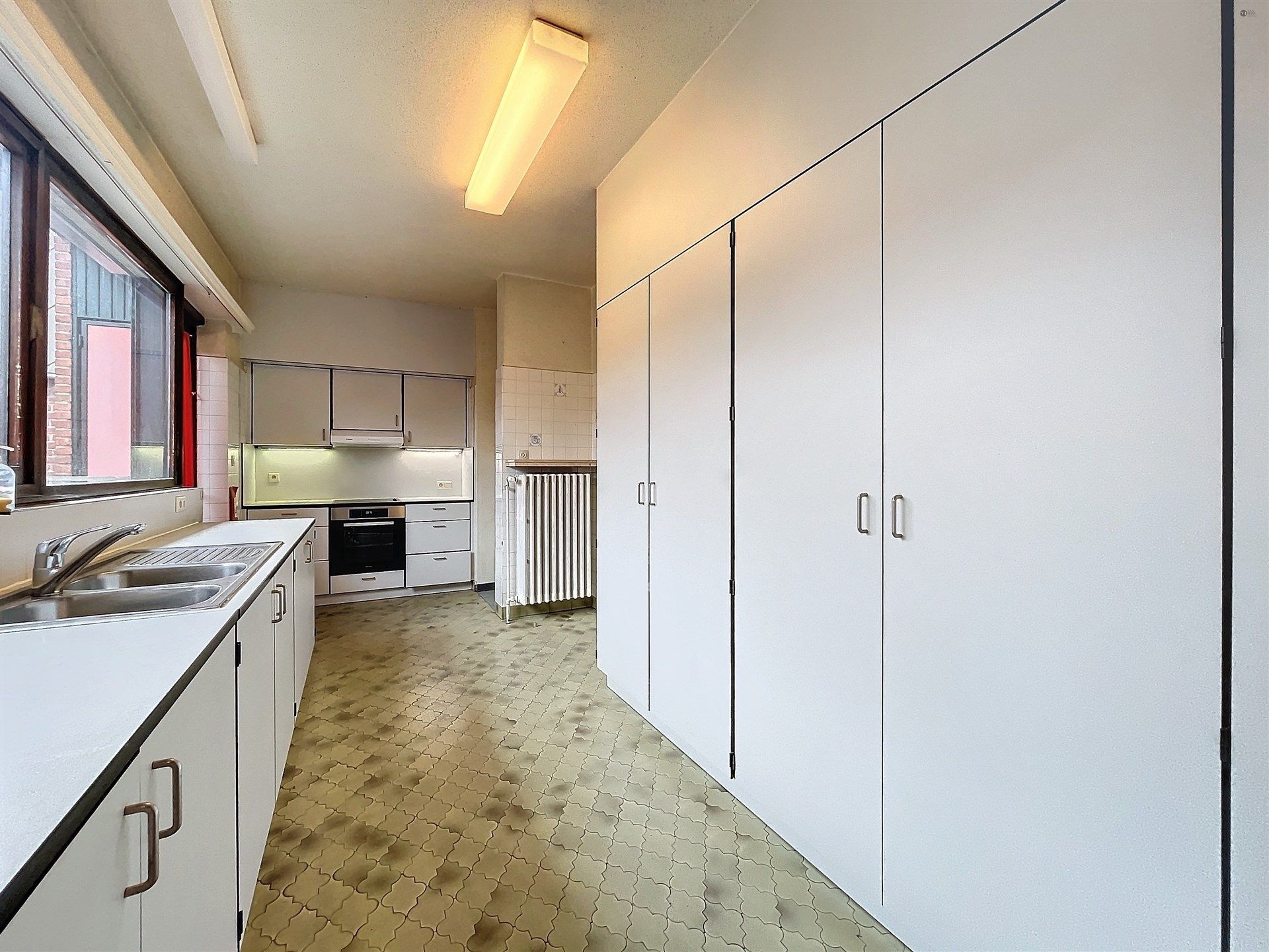 Riant huis (426m²) met 6 slaapkamers en dubbele garage nabij het centrum. foto 9