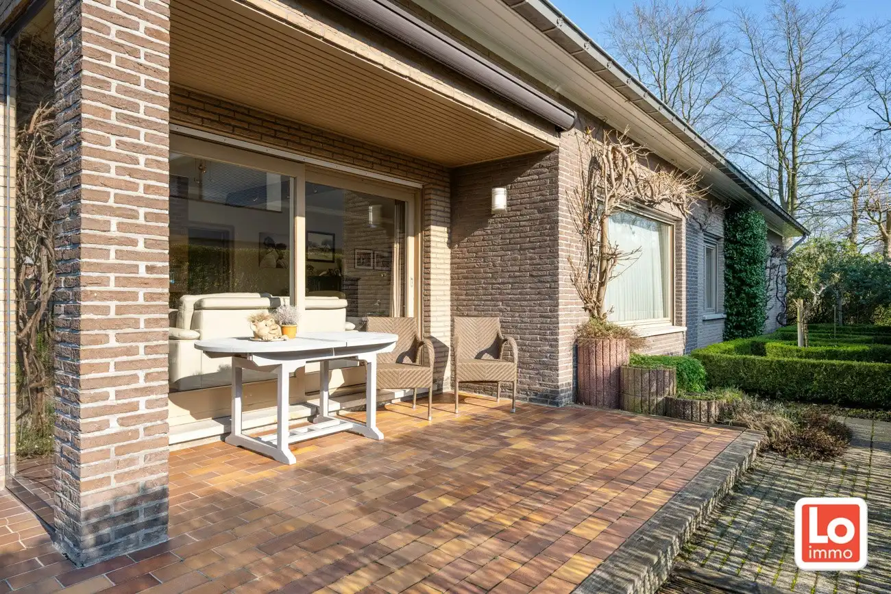 Degelijke open gelijkvloerse woning met inpandige garage en grote tuin op een groene toplocatie in Beervelde! foto 2