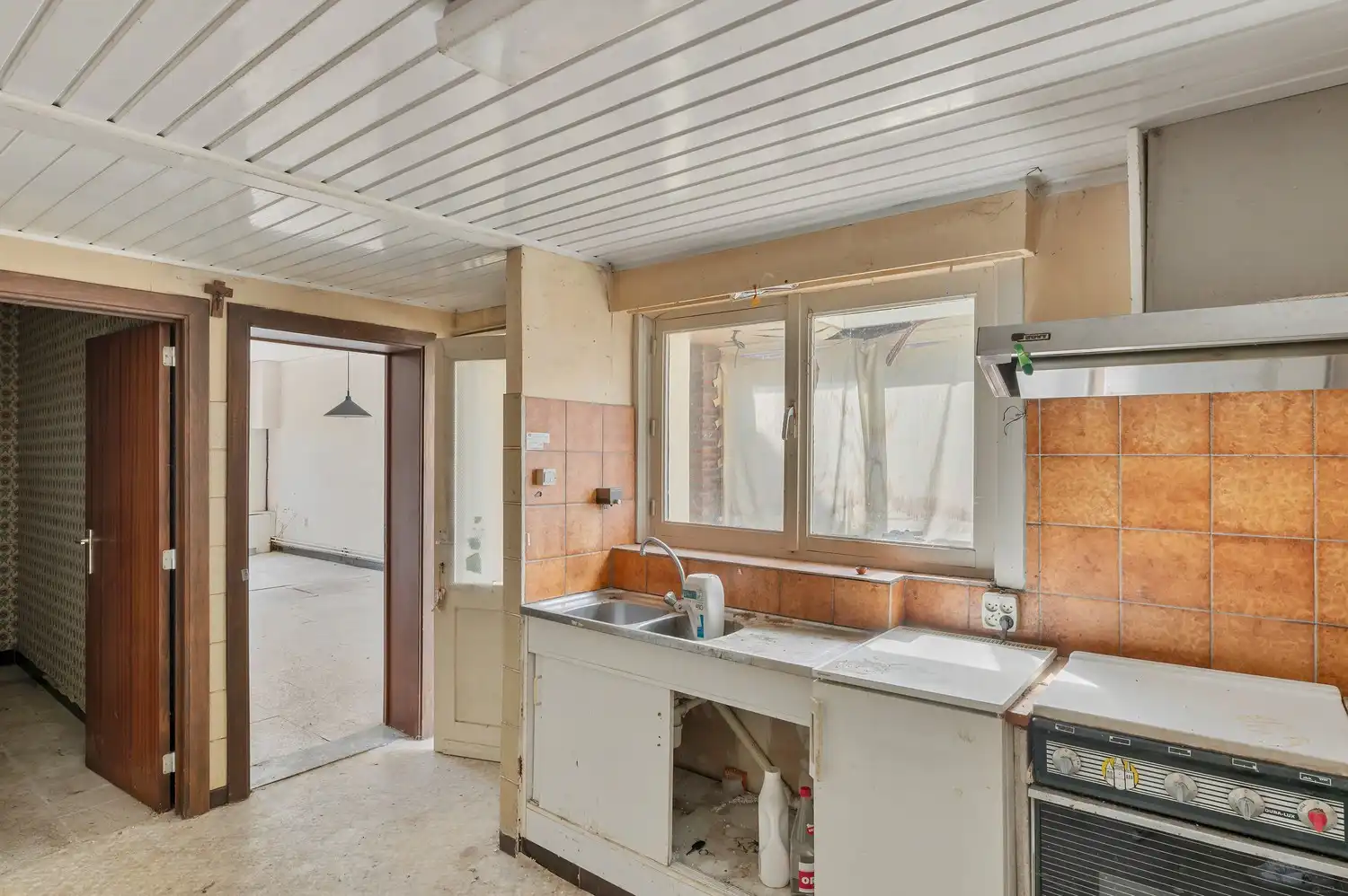 Volledig te renoveren halfopen gezinswoning op een perceel van 834 m². foto 8