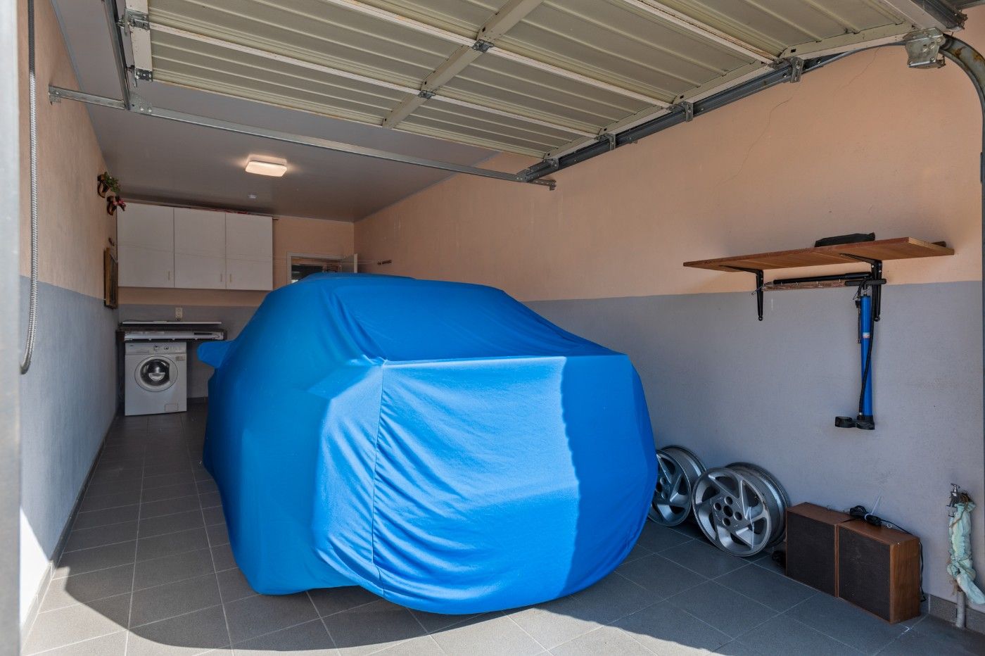 Keurig, ruim gelijkvloersapp. met 2 slpk., inpandige garage en tuin foto 20
