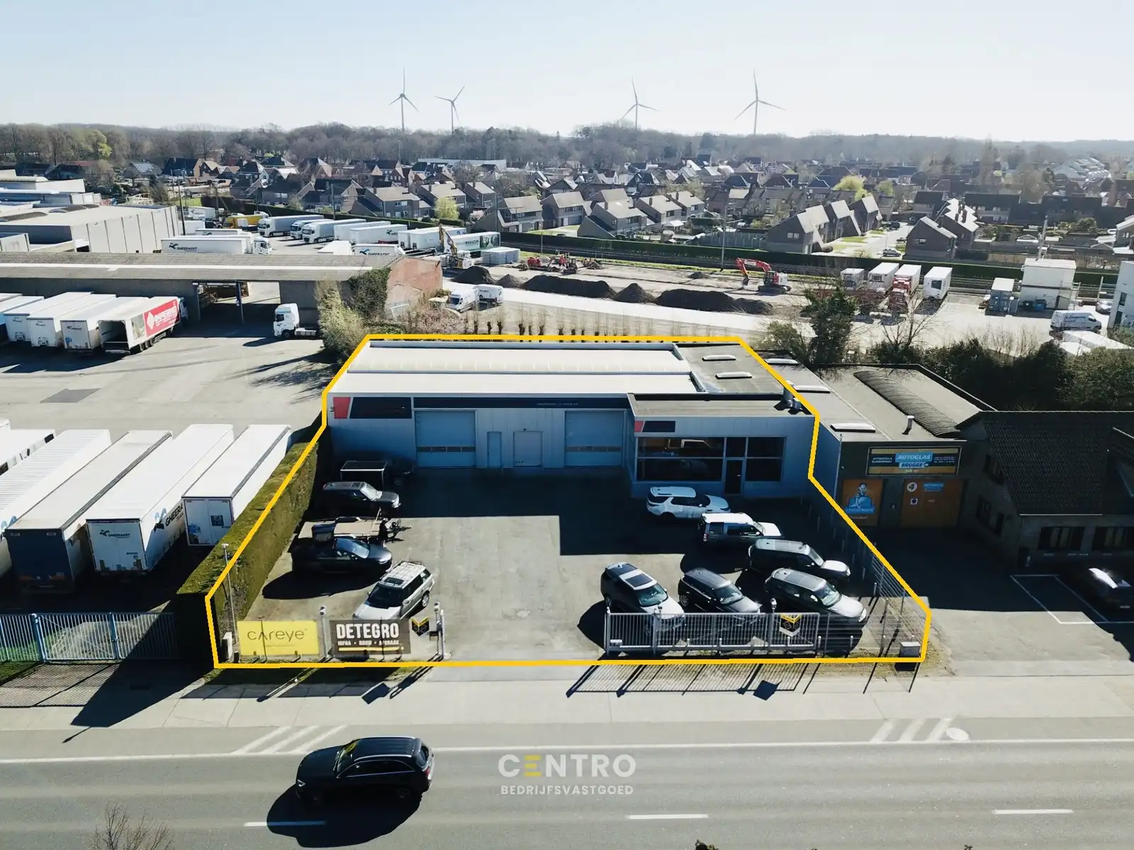 Op Toplocatie: Instapklaar HANDELSPAND bestaande uit MAGAZIJN (440m²) met BURELEN/TOONZAAL (85m²) en verhard terrein voor -en achter het gebouw! foto {{pictureIndex}}
