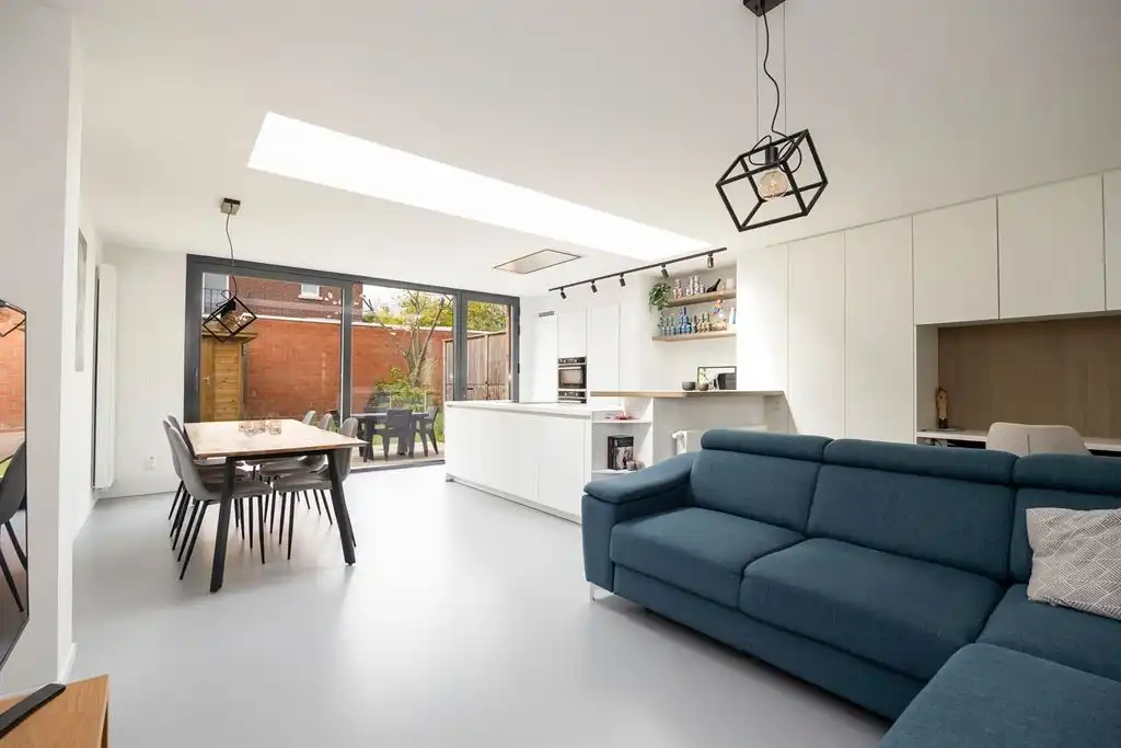 Woning met garage en tuin in rustige woonwijk foto {{pictureIndex}}