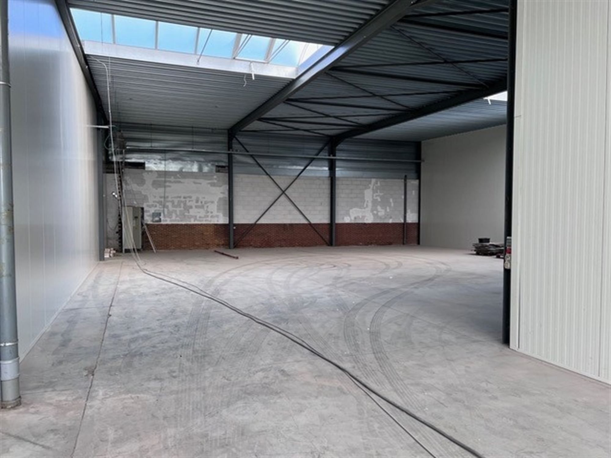 RUIME LOODS TE HUUR VLAKBIJ HET CENTRUM VAN SINT-TRUIDEN   foto 2