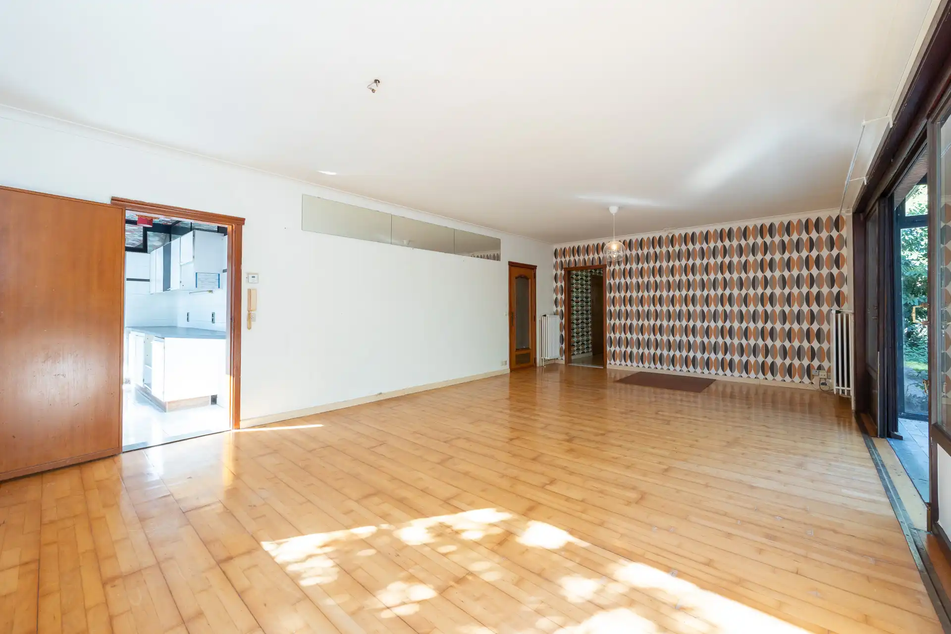 Ruime, te renoveren laagbouwvilla in doodlopende straat. foto 4