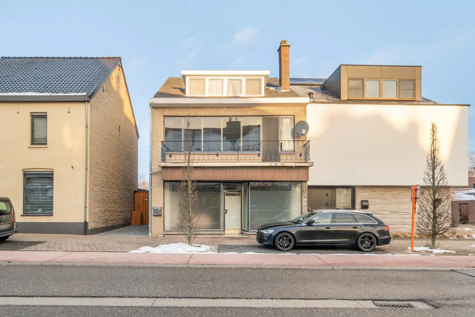 Centraal gelegen gebouw bestaande uit een handelspand op het gelijkvloers en een bovenliggend duplex-appartement! foto 2