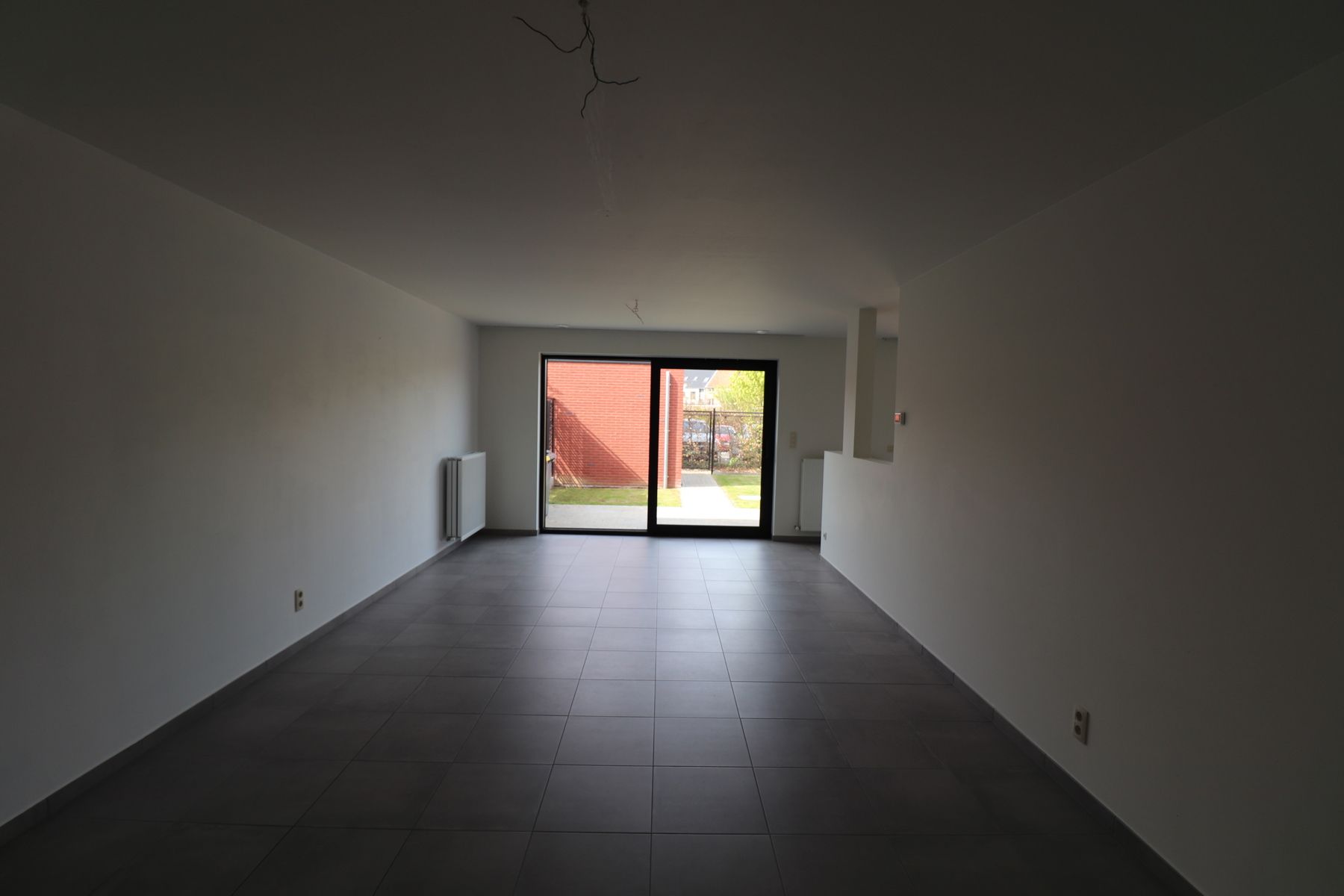 Een ruim recent woonhuis - gesloten bebouwing - met 3 slaapkamers, inpandige garage, terras en tuin foto 2