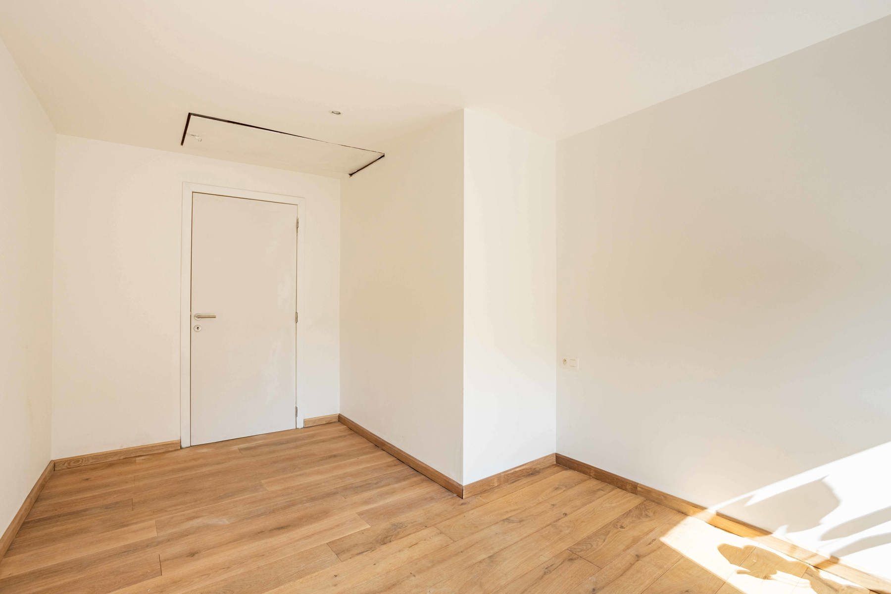 Instapklare, totaal gerenoveerde rijwoning met tuin foto 8